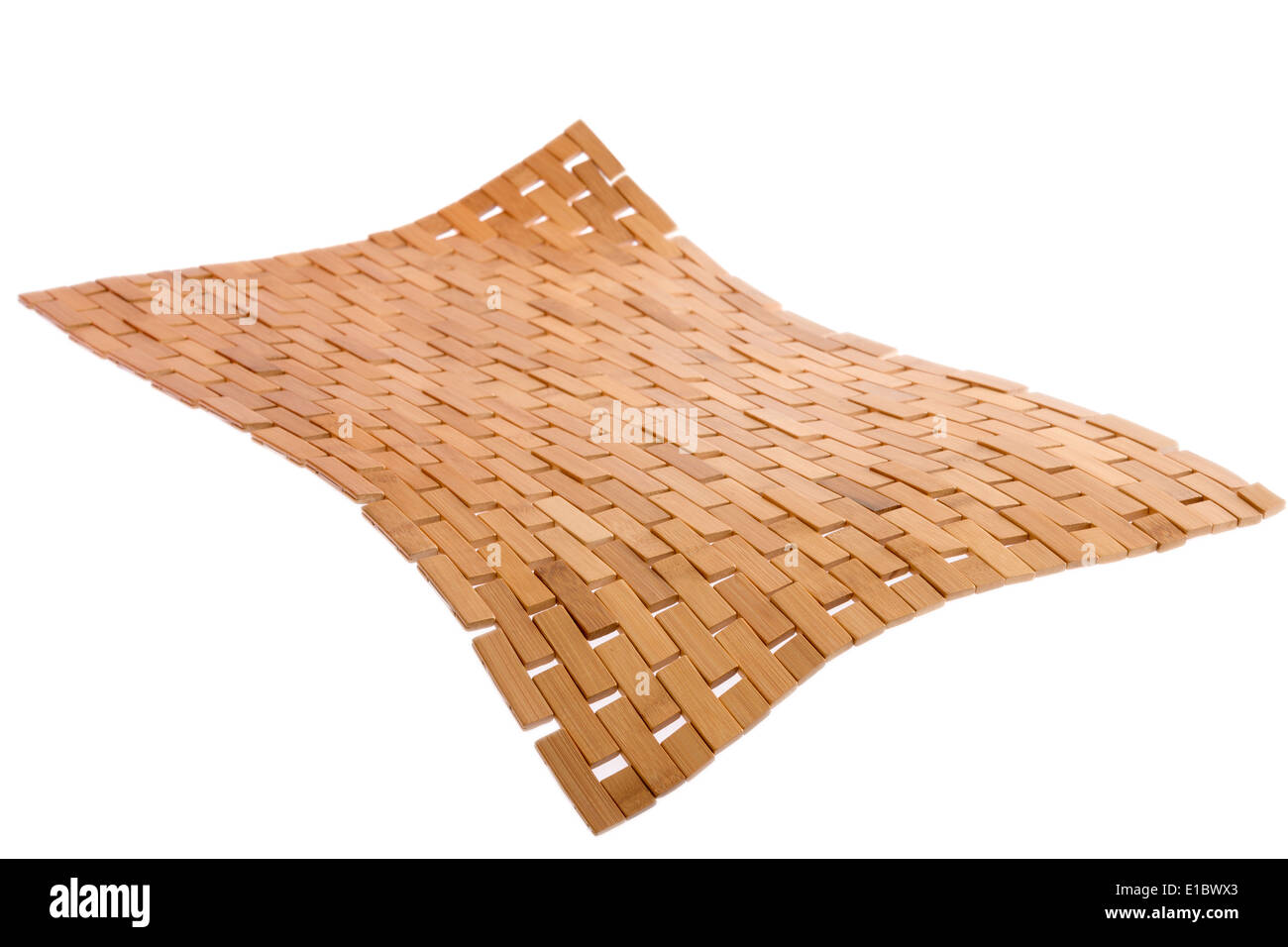 Wirbelnde Bambusmatte schwebend in der Luft isoliert auf weiss mit einer schrägen Perspektive und Ecke gebogen nach unten in den Vordergrund-sho Stockfoto