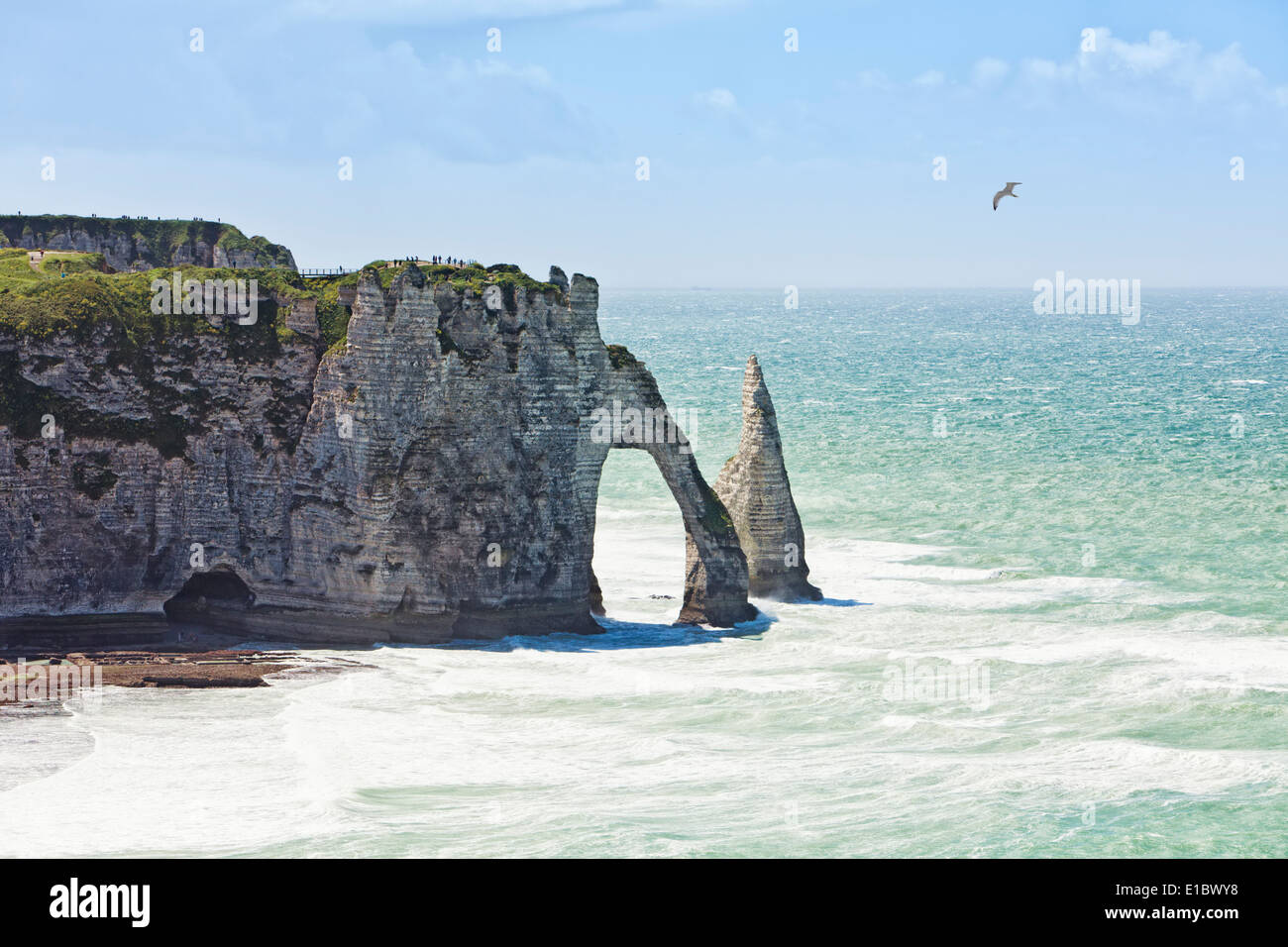 Porte d'Aval Bogen und Pinnacle Naturstein bei Etretat, Normandie, Frankreich. Stockfoto