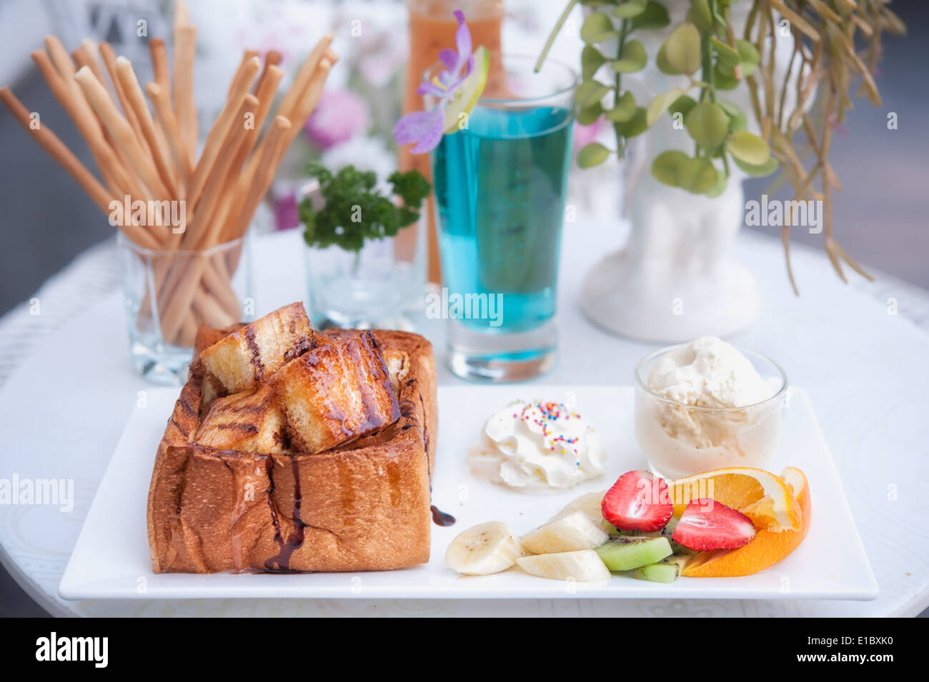 French Toast mit Eis und Obst Stockfoto