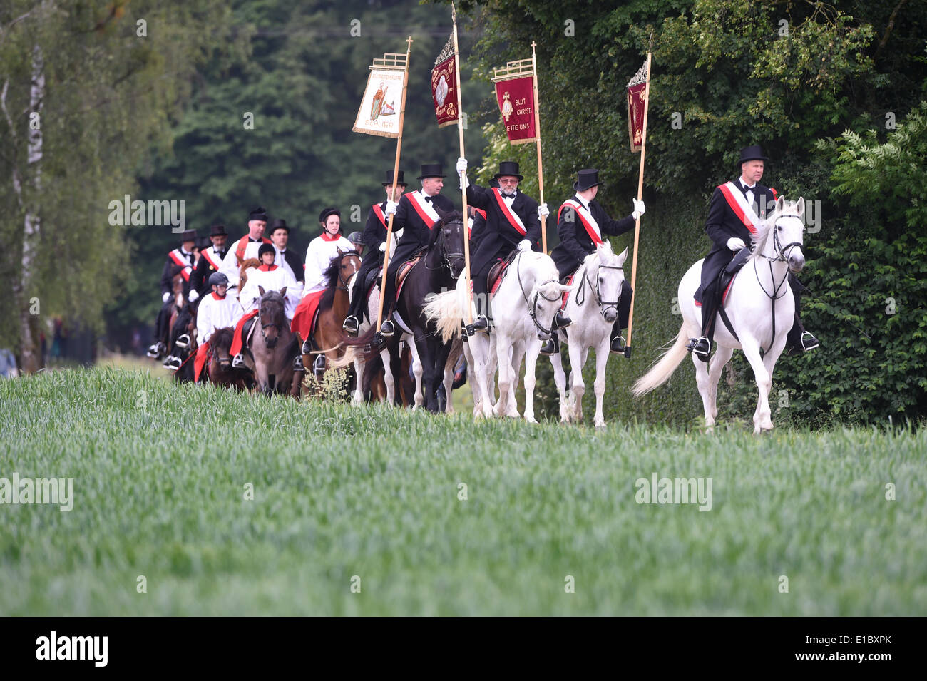 Weingarten, Deutschland. 30. Mai 2014. Eine Gruppe von Fahrern beteiligt sich an der traditionellen heiligen Blut-Prozession in Weingarten, Deutschland, 30. Mai 2014. Die feierliche Prozession zu Ehren der Reliquie des Heiligen Blutes findet jedes Jahr am Tag nach Christi Himmelfahrt statt. Mehr als 2.000 feierlich gekleideten Pilger Reiten auf Pferden durch die festlich geschmückten Straßen in Europas größten berittenen Prozession. Foto: FELIX KAESTLE/Dpa/Alamy Live News Stockfoto