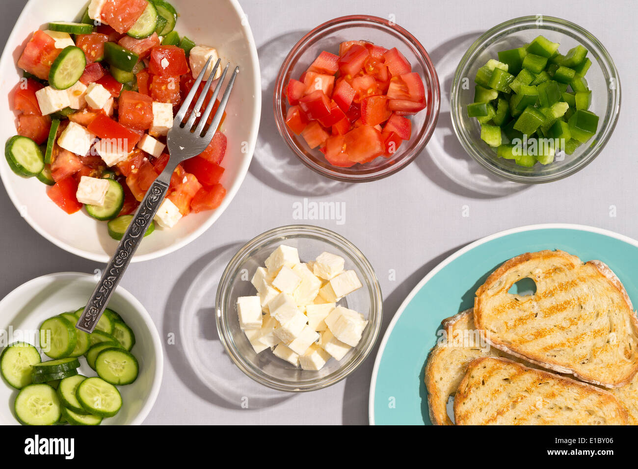 Bereitet ein Gericht der gesunden mediterranen Salat mit frischen Zutaten in Schalen mit Tomaten, Gurken, Feta-Käse und Glocke Stockfoto