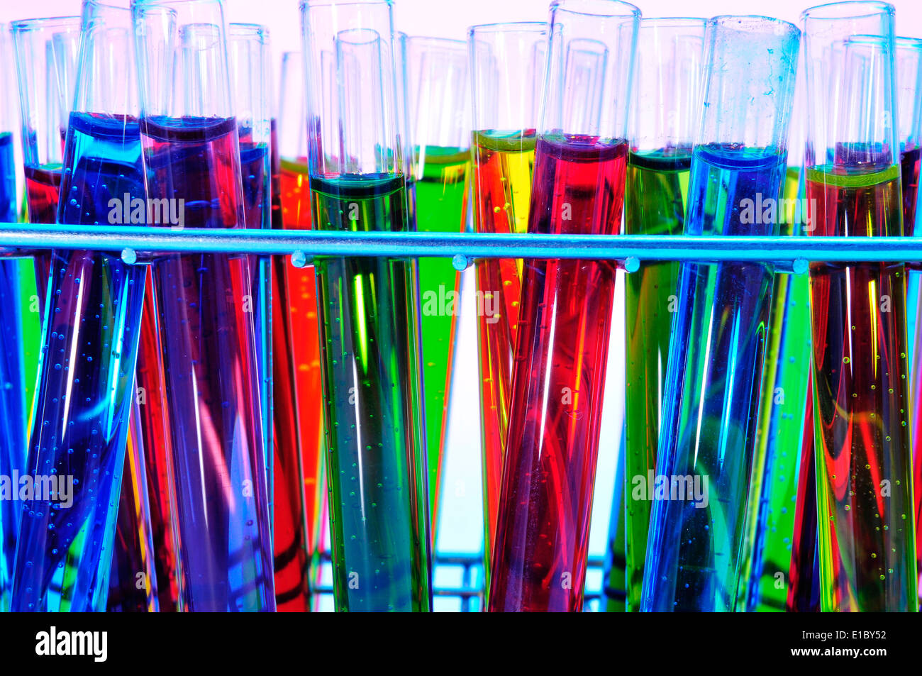 Nahaufnahme von einem Haufen von Reagenzgläsern mit Flüssigkeiten in verschiedenen Farben Stockfoto