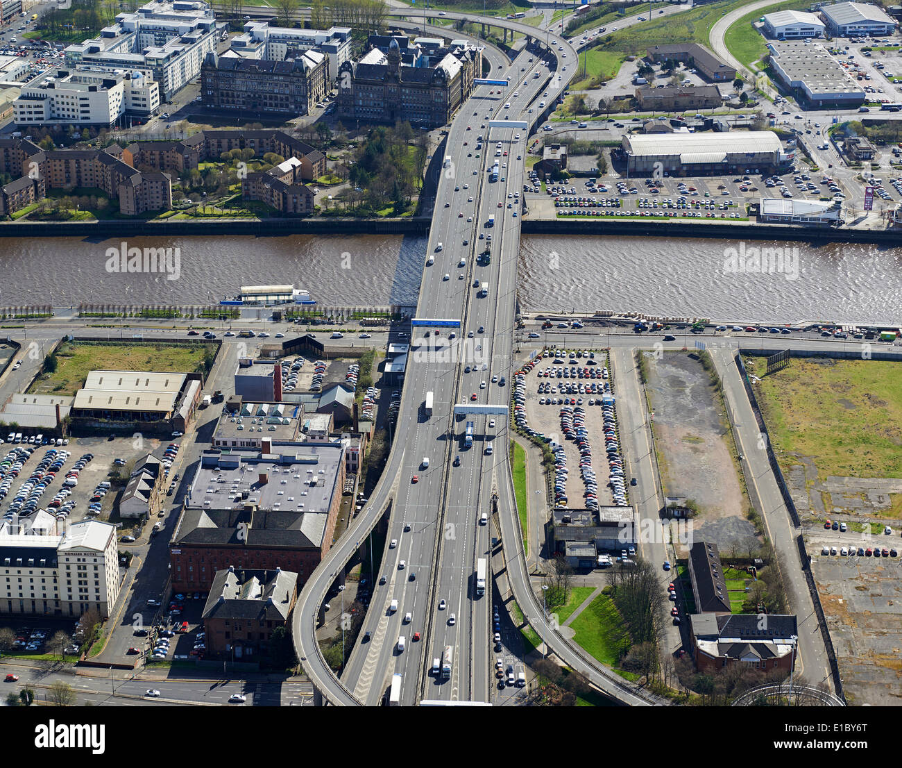 Die Kingston Bridge mit der M8 über den River Clyde, Stadtzentrum von Glasgow aus Luft, Zentral-Schottland, Großbritannien Stockfoto
