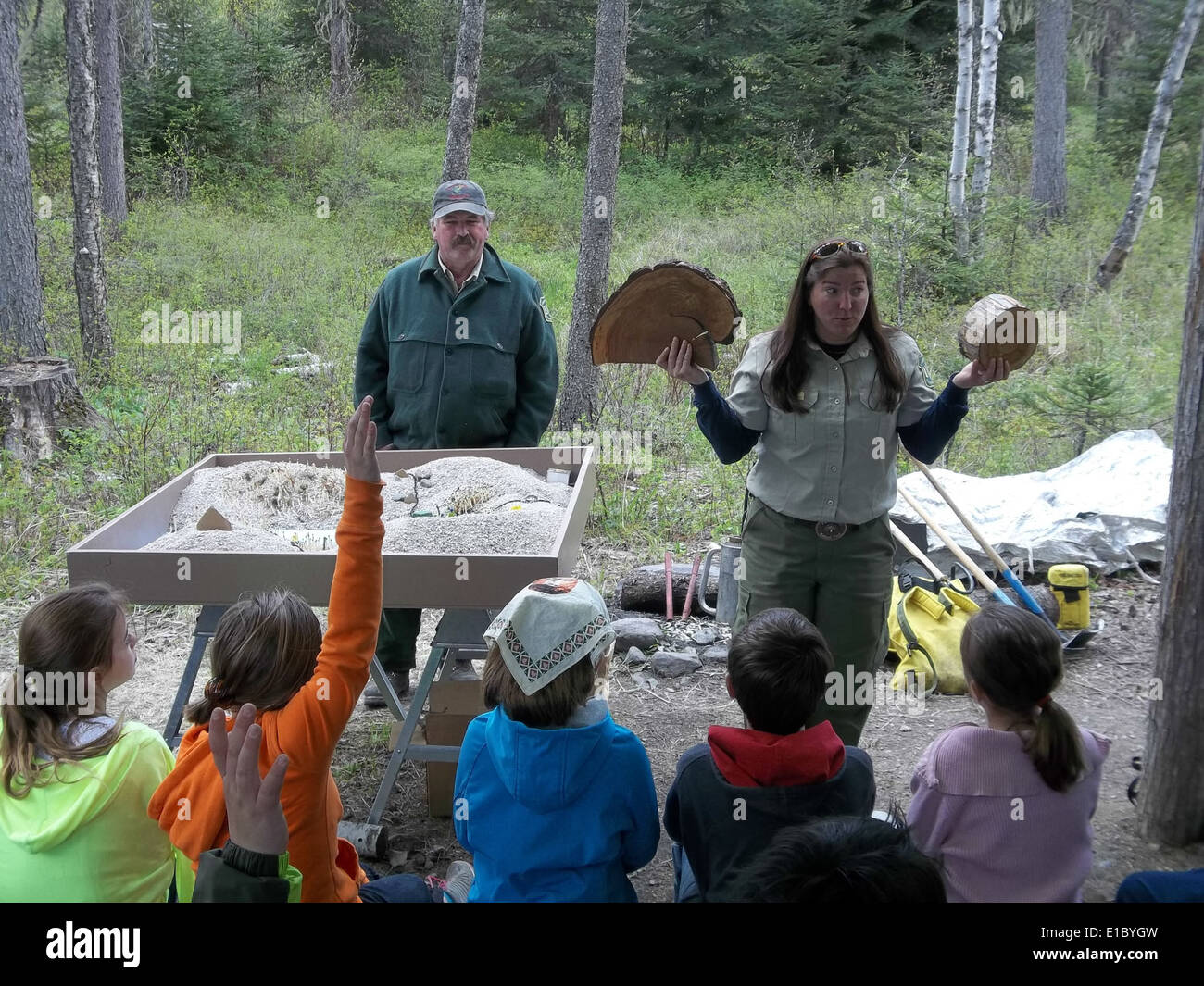 Die Fire Station Conservation Education Expo im Flathead National Forest konzentrierte sich auf die Brandverhütung, den Schutz und die forstwirtschaftliche Ausbildung, wobei Familien in die Umweltverantwortung einbezogen wurden. Stockfoto