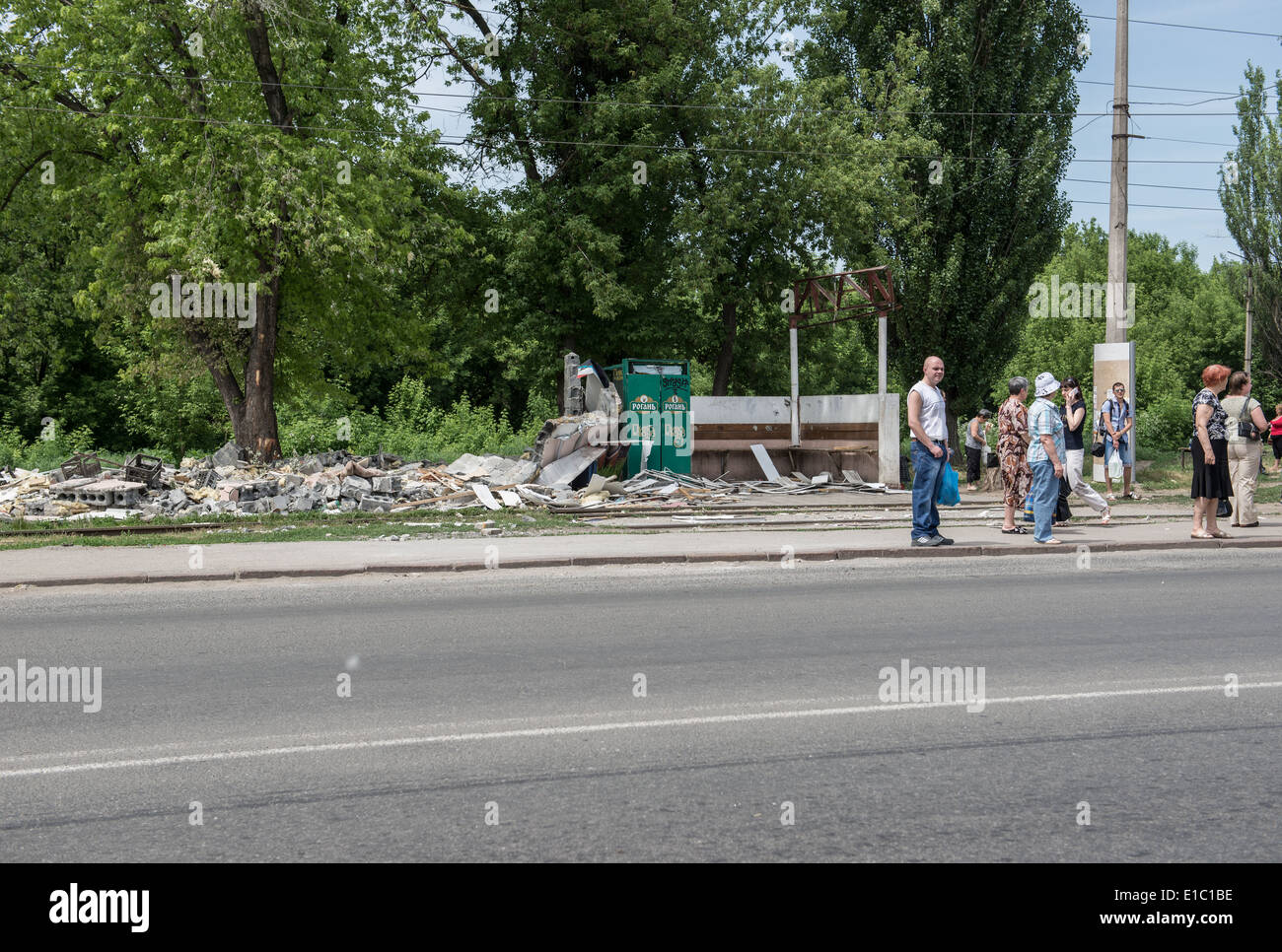 kleiner Laden und eine Bushaltestelle in Slowjansk zerstört während der ukrainischen Granatwerferfeuer, 2014-Konflikt in der Ukraine Stockfoto