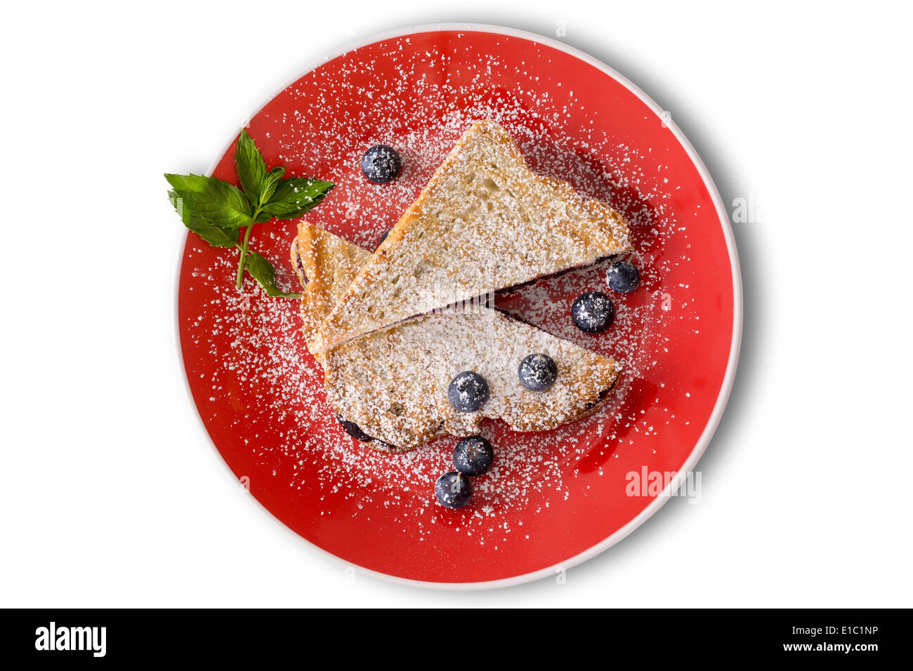 Köstliche Blaubeeren Marmelade Panini mit frische ganze Heidelbeeren bestreut mit Puderzucker und garniert mit Minze serviert auf eine co Stockfoto