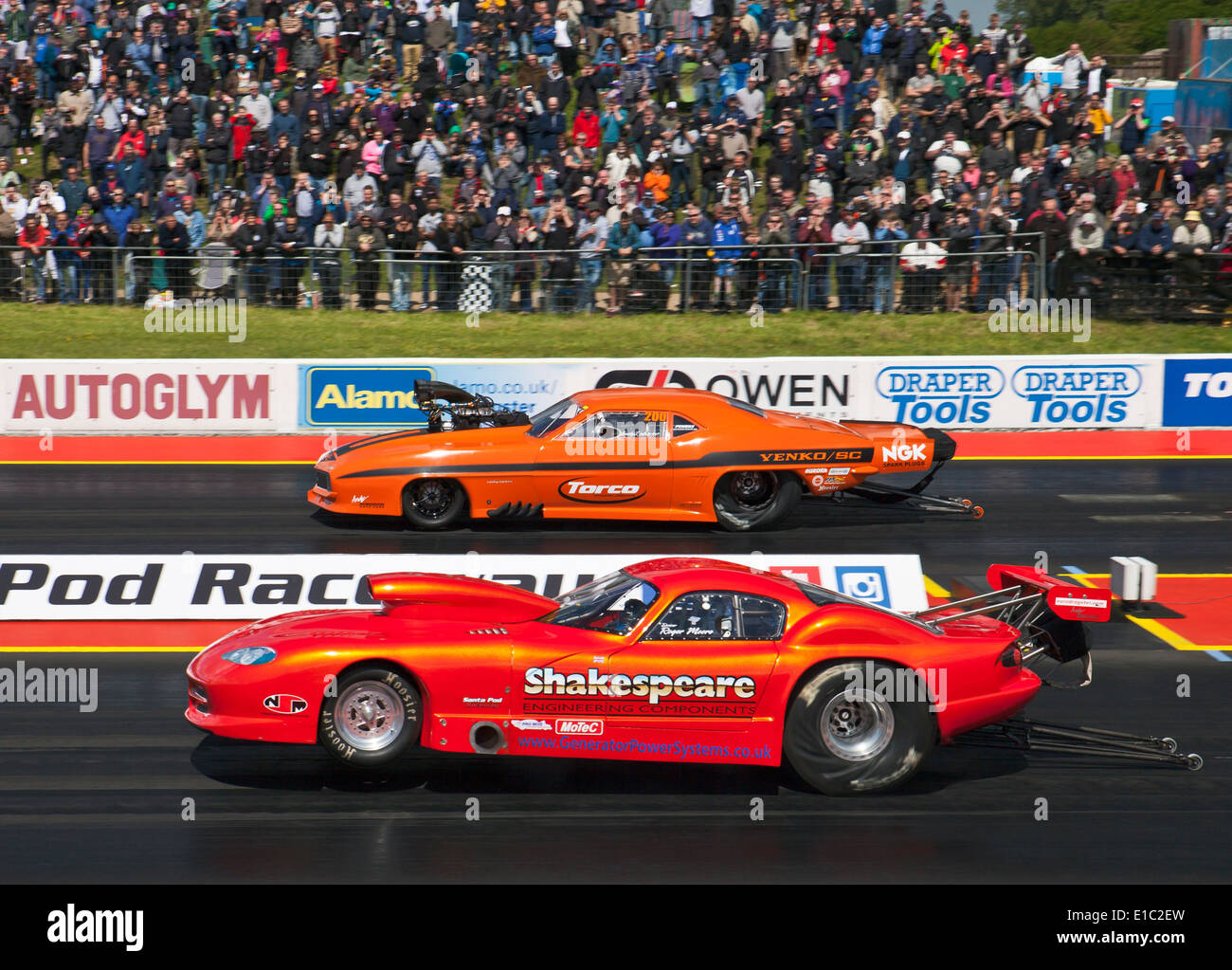 Pro Mod Autos ziehen in Santa Pod Rennen. Roger Moore Beifahrerseite Andy Robinson jenseits. Stockfoto