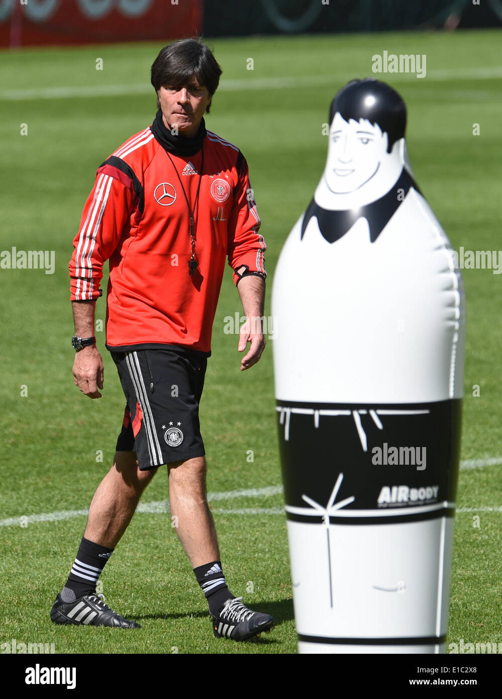 Head Coach Joachim Loew von der deutschen Fußball-Nationalmannschaft geht  vorbei an eine AIR-Body-Training-Figur während des Trainings auf einem  Trainingsplatz in St. Leonhard in Passeier, Italien, 29. Mai 2014.  Deutschlands Fußball Mannschaft bereitet