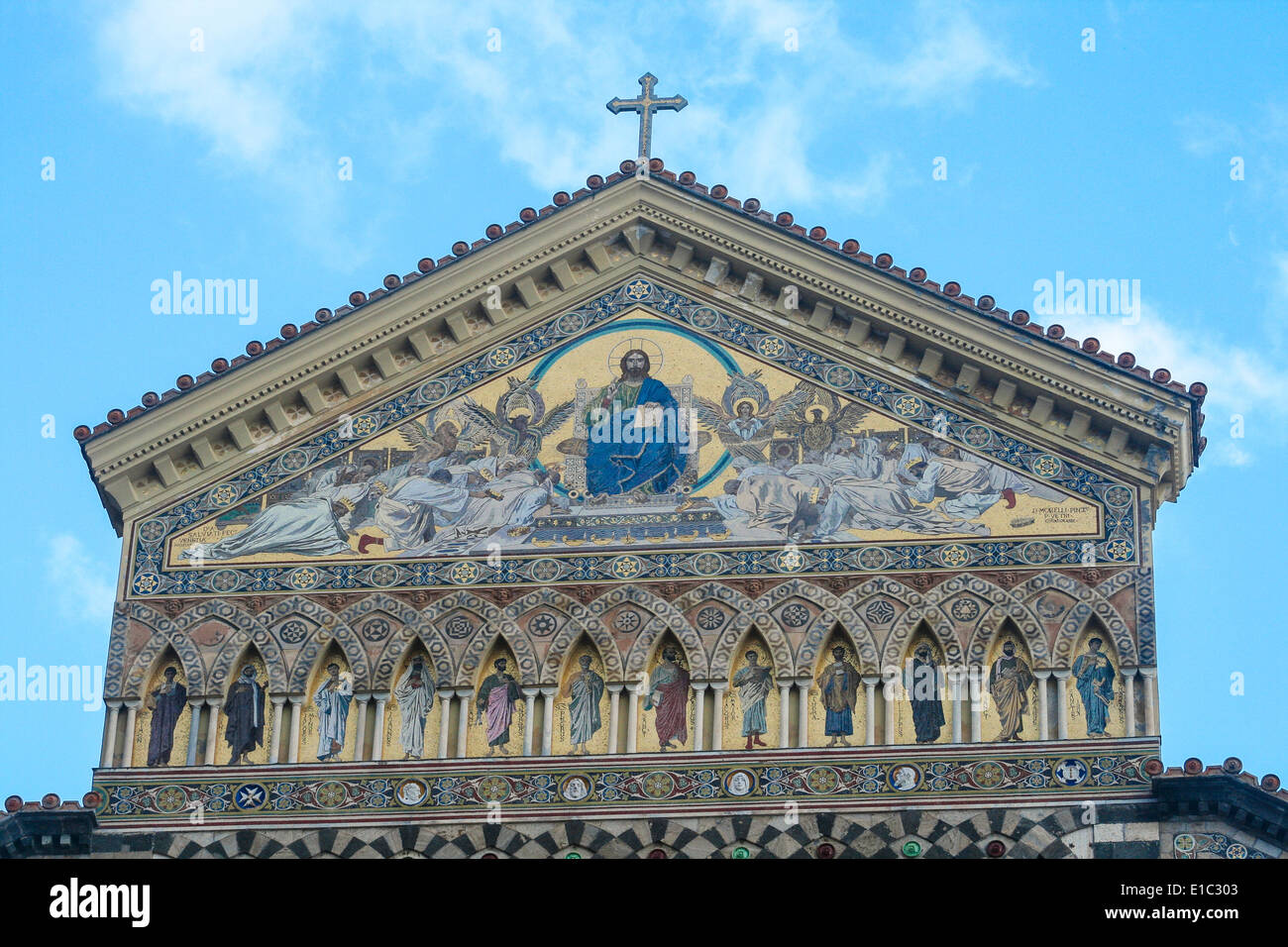 Nahaufnahme der Fassade der Kathedrale von Saint Andrews in Amalfi, Italien Stockfoto