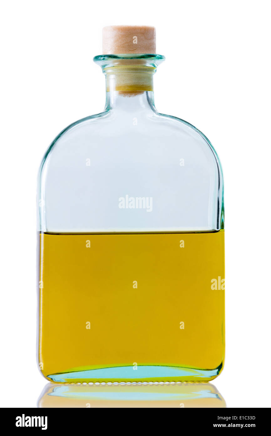 Sauberes raffiniertes Öl in der klassischen Glasflasche geschlossen mit Kork isoliert auf weißem Hintergrund Stockfoto