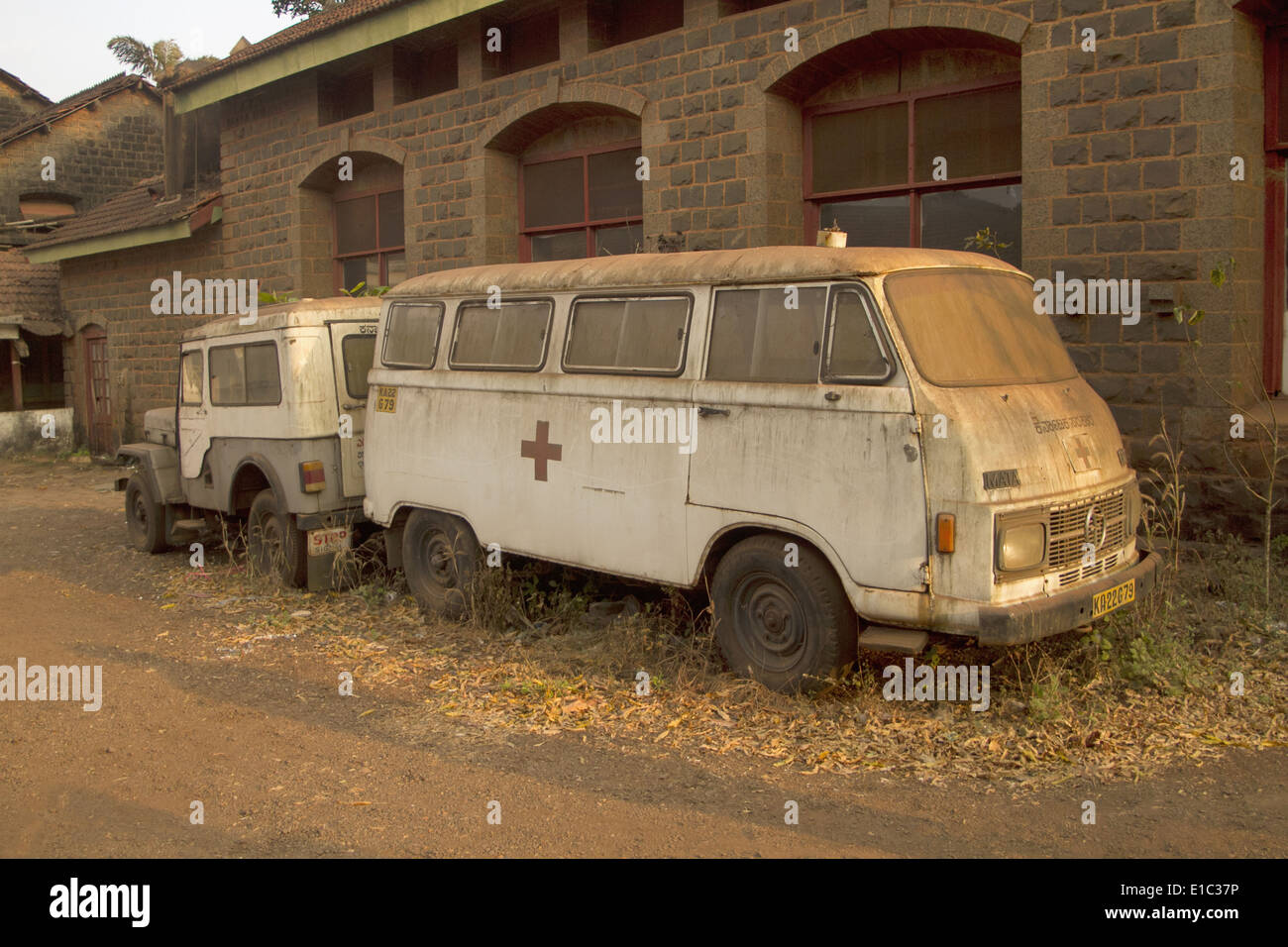 Alt und verrostet Fahrzeuge, Impfstoff-Depot, Belgaum, Karnataka, Indien Stockfoto