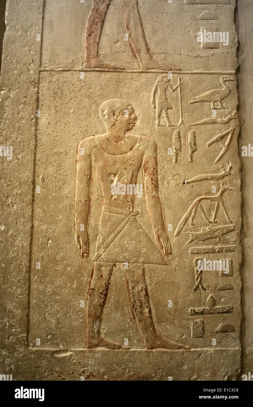 Mastaba des Nefer und Kahay. Männliche Figur. Relief. 5. Dynastie. Altes Königreich. Sakkara. Ägypten. Stockfoto