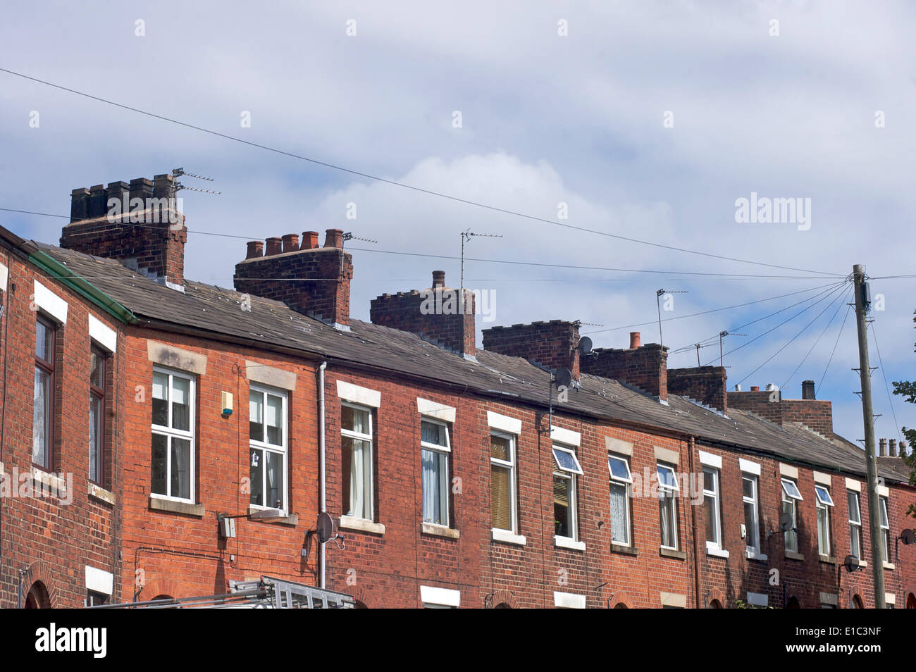 Dachgeschoss und Schornsteine der kleinen Terrasse Häuserzeile Stockfoto