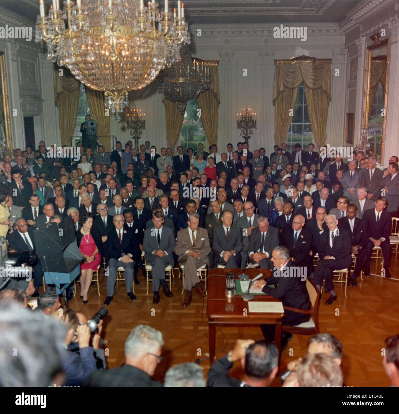 Präsident Lyndon Johnson im Fernsehen Adresse nach der Unterzeichnung des Civil Rights Act. Im Publikum: Martin Luther King, Stockfoto