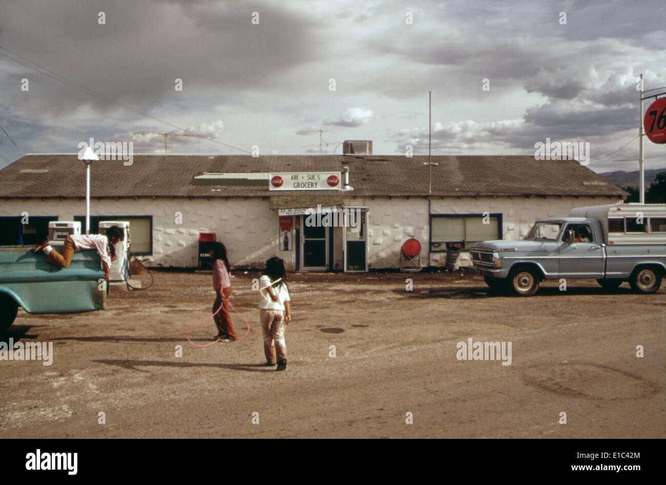 Indianer-Reservat. Paiute indische Kinder außerhalb aus dem Supermarkt. Pyramid Lake Paiute Reservierung, Nixon, Stockfoto