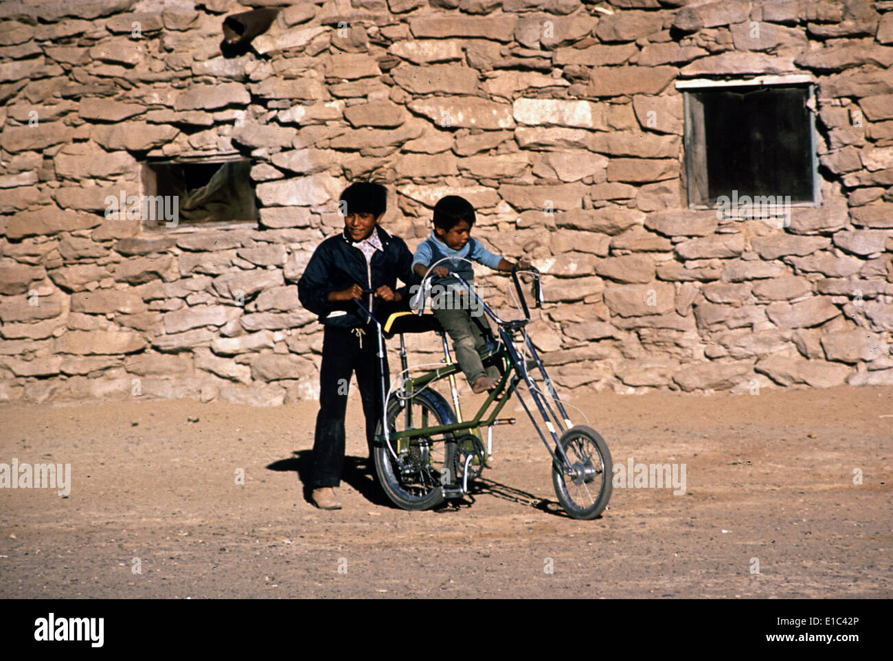 Indianer-Reservat. Zwei Hopi jungen mit dem Fahrrad. Hopi Reservation, Arizona ca. 1973 Stockfoto