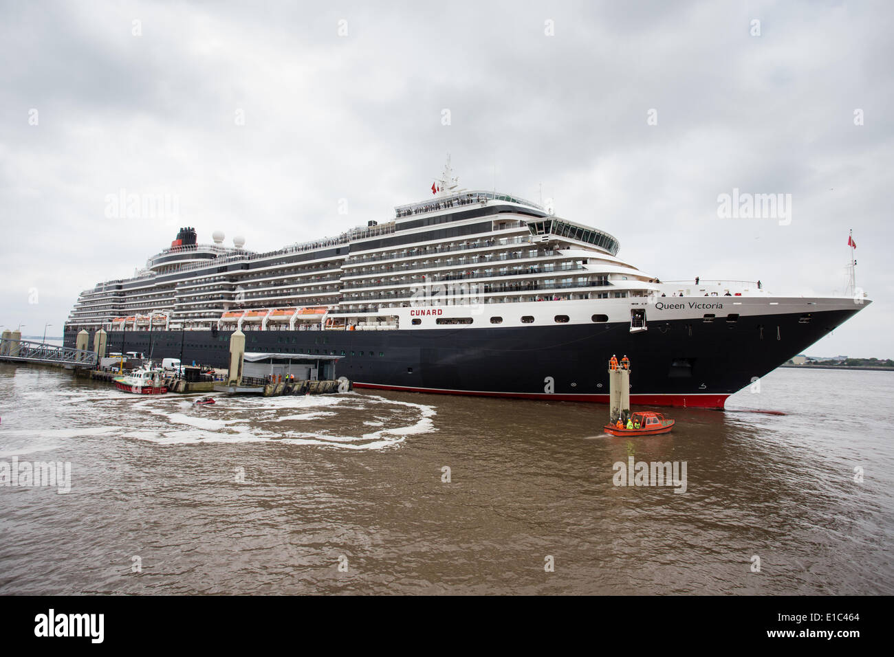 Liverpool, Vereinigtes Königreich. 30. Mai 2014. Die Cunard-Kreuzfahrtschiff, Queen Victoria, kam in Liverpool am Freitag, 30. Mai 2014, ein selten über Nacht Besuch der Stadt anlässlich die Jungfernfahrt, genau 100 Jahre zuvor am 30. Mai 1914, der RMS Aquitania. Der Aquitania war einer der bekanntesten und beliebtesten Schiffe der Cunard-Geschichte. Königin Victorias Aufenthalt macht es den ersten Übernachtung Aufruf in Cunard "Heimat" von Cunard Passagierschiff seit Franken im Januar 1968. Bildnachweis: Christopher Middleton/Alamy Live-Nachrichten Stockfoto