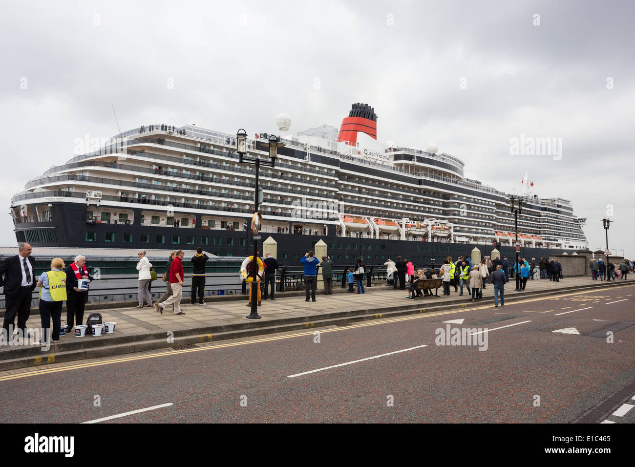 Liverpool, Vereinigtes Königreich. 30. Mai 2014. Die Cunard-Kreuzfahrtschiff, Queen Victoria, kam in Liverpool am Freitag, 30. Mai 2014, ein selten über Nacht Besuch der Stadt anlässlich die Jungfernfahrt, genau 100 Jahre zuvor am 30. Mai 1914, der RMS Aquitania. Der Aquitania war einer der bekanntesten und beliebtesten Schiffe der Cunard-Geschichte. Königin Victorias Aufenthalt macht es den ersten Übernachtung Aufruf in Cunard "Heimat" von Cunard Passagierschiff seit Franken im Januar 1968. Bildnachweis: Christopher Middleton/Alamy Live-Nachrichten Stockfoto