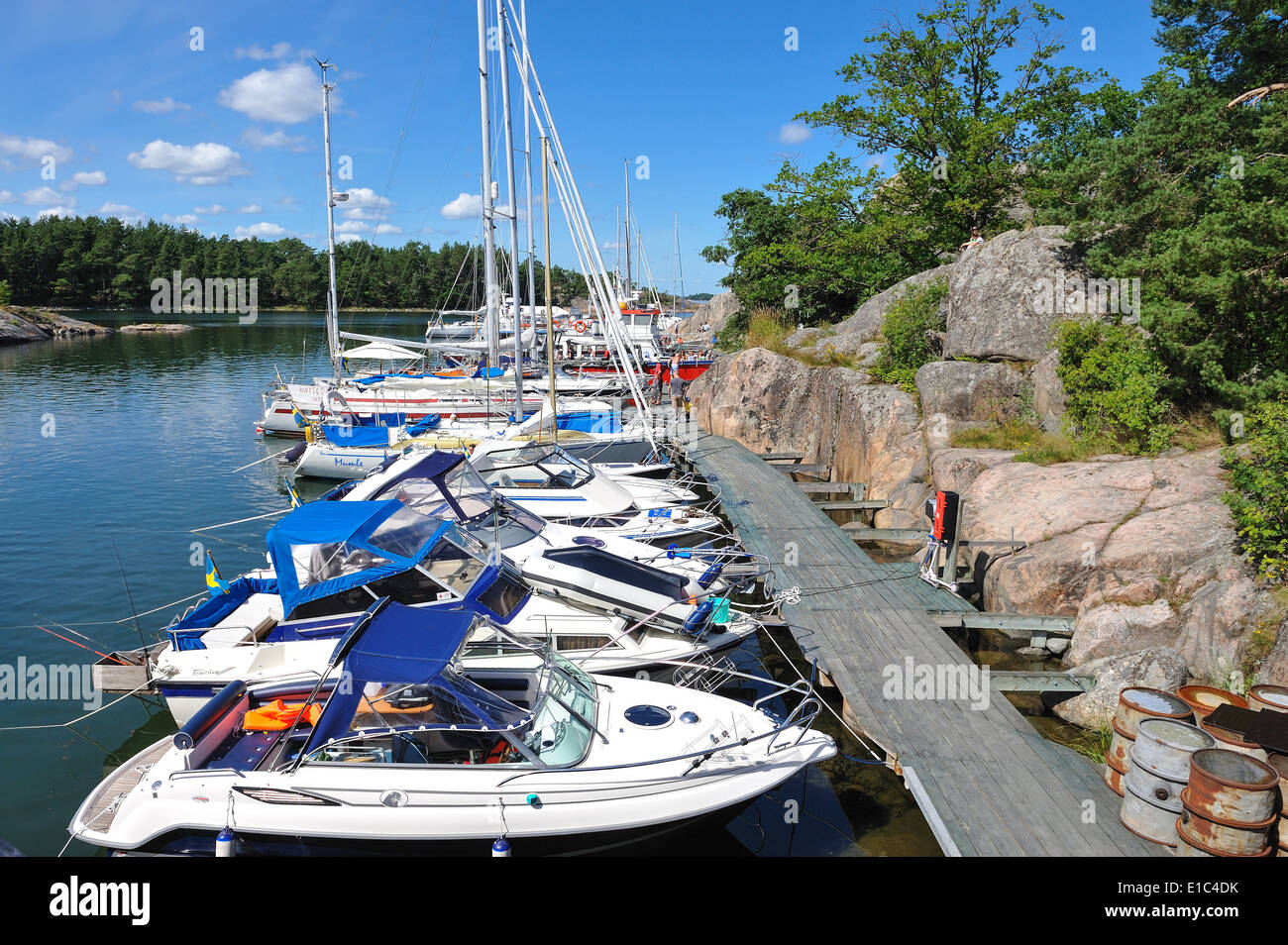 Sommer in Schweden - Freizeitboote vertäut am Harstena Insel in den schwedischen Schären von Gryt Stockfoto