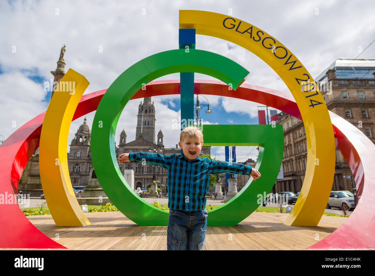 Georges Square, Glasgow, Schottland, Großbritannien. 30. Mai 2014. Touristen und Einheimische genießen das neue 2014-Commonwealth Games-Logo, wie es der Öffentlichkeit vorgestellt. Bildnachweis: Paul Stewart/Alamy Live-Nachrichten Stockfoto