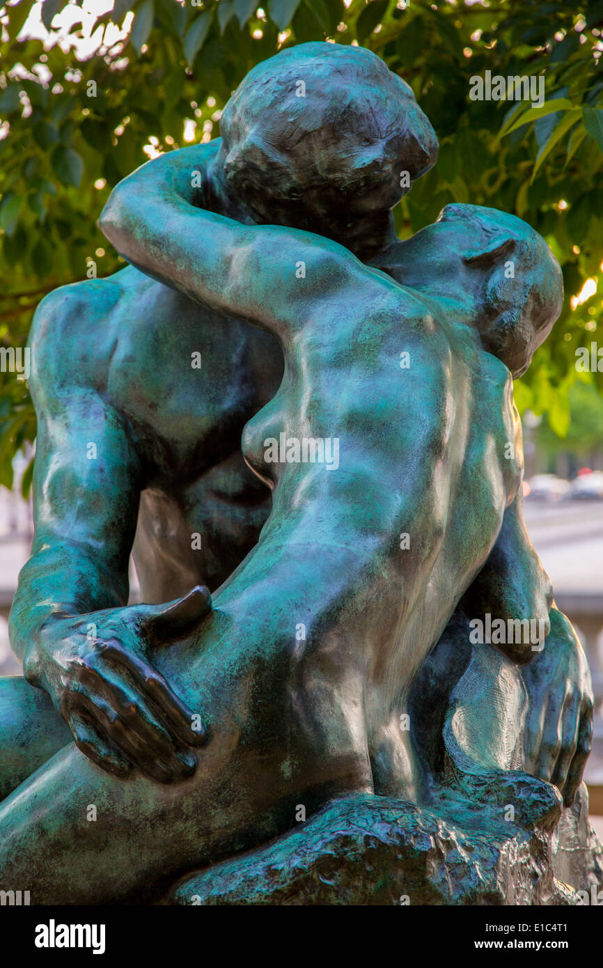 Bronze-Kopie von Auguste Rodins "Le Brasier" (der Kuss), nahe dem Garten Eingang L'Orangerie Museum, Paris Frankreich Stockfoto