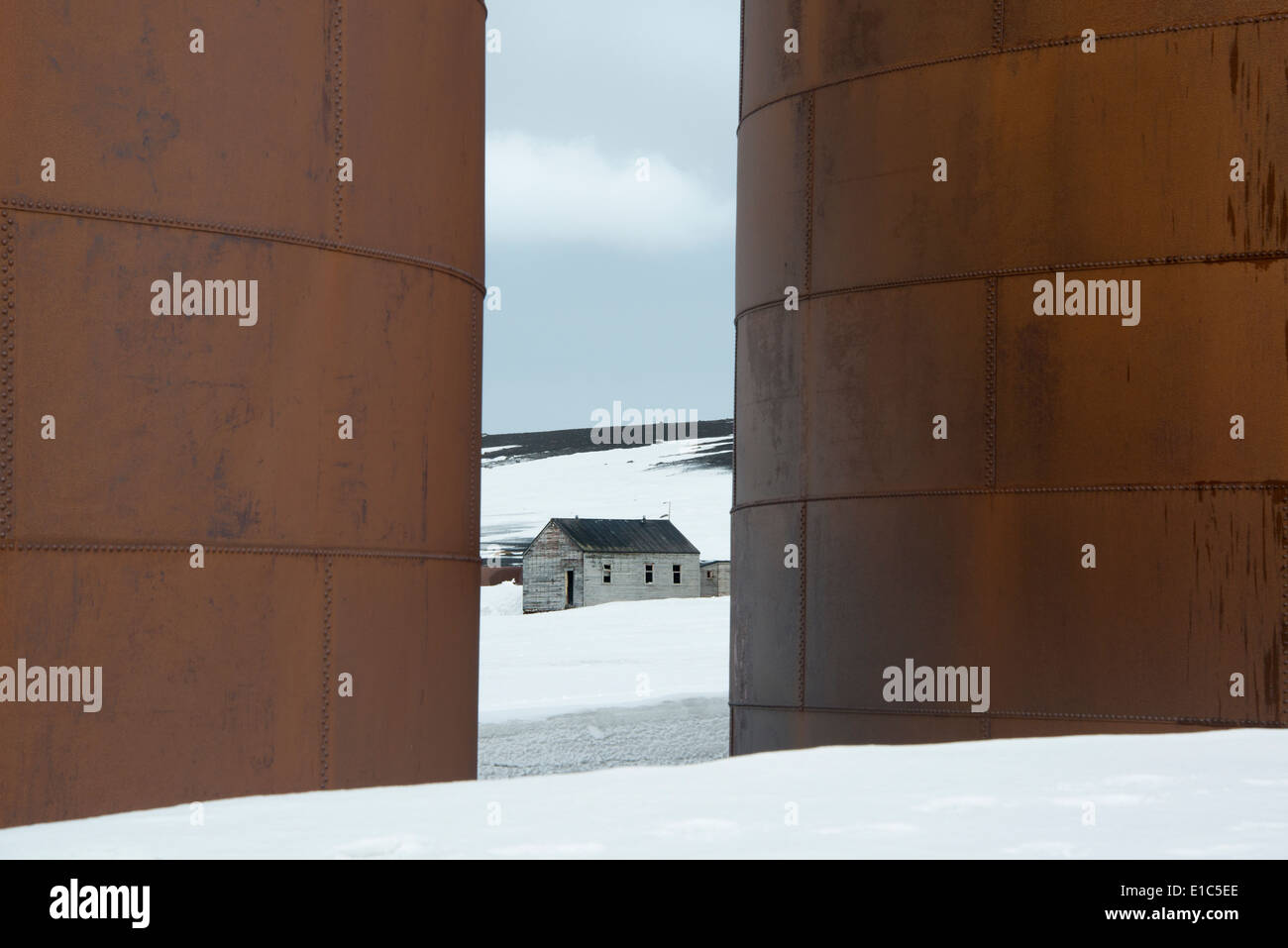 Die hohen Seiten der Rost Metall Wal Öltanks an das ehemalige Walfangstation auf Deception Island. Stockfoto
