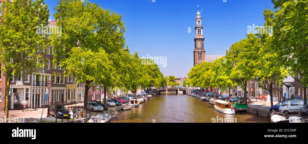 Einen Kanal und der Westerkerk Kirchturm in Amsterdam, Niederlande an einem schönen sonnigen Tag Stockfoto