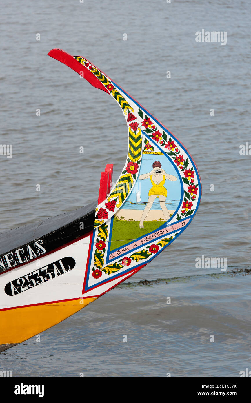 Traditionellen Moliceiro Angelboot/Fischerboot mit einem hohen Prow, malte in leuchtenden Farben und mit markanten Mustern. Stockfoto