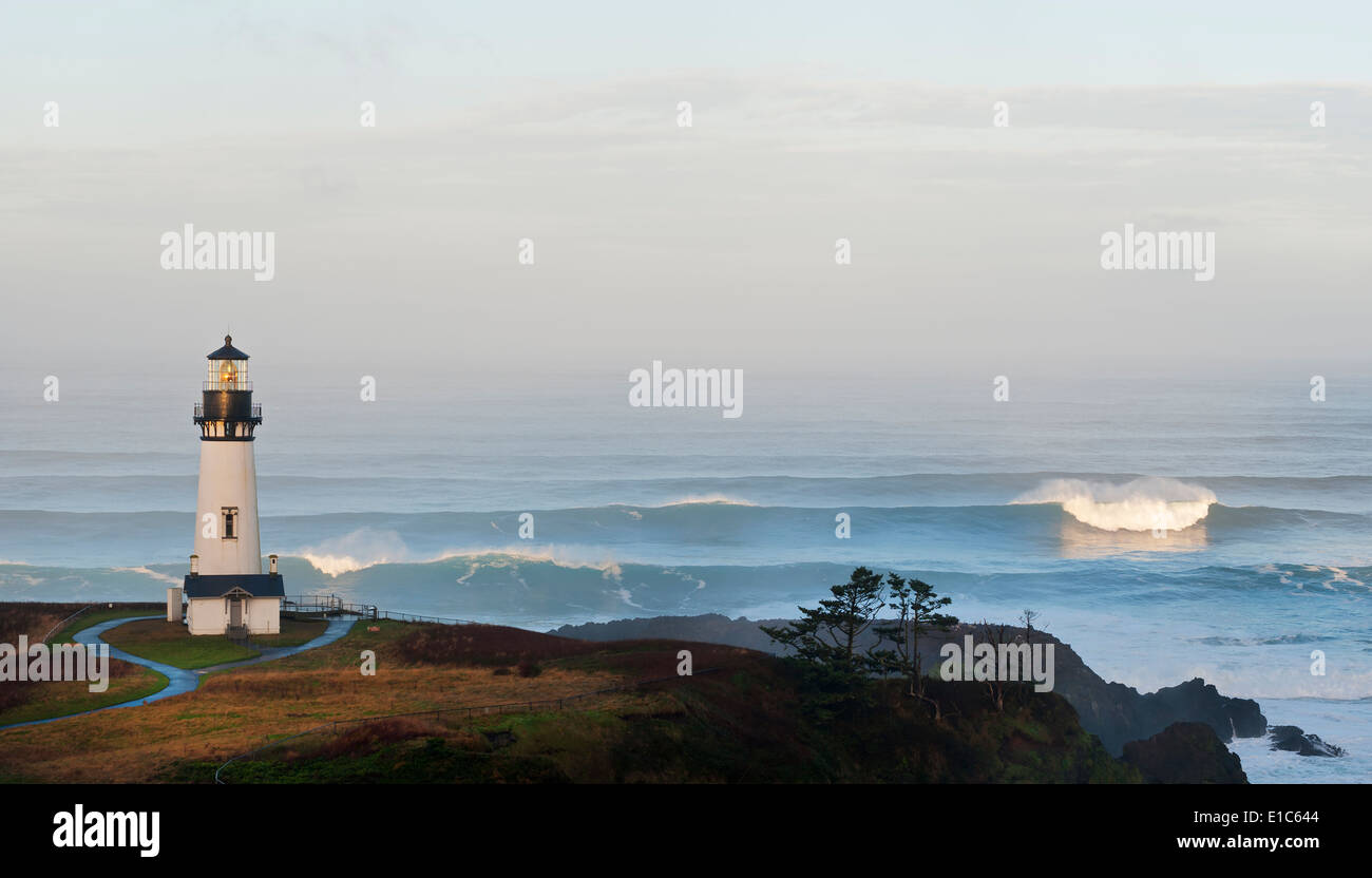 Der historische Yaquina Head Tower Leuchtturm auf einer Landzunge mit Blick auf die Pazifikküste. Stockfoto