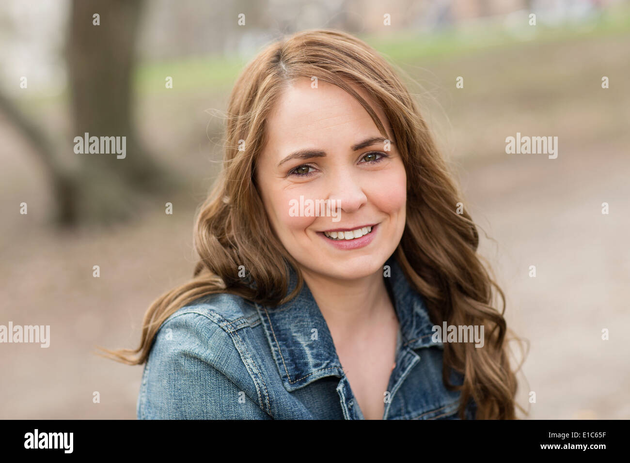 Eine junge Frau im Central Park. Stockfoto