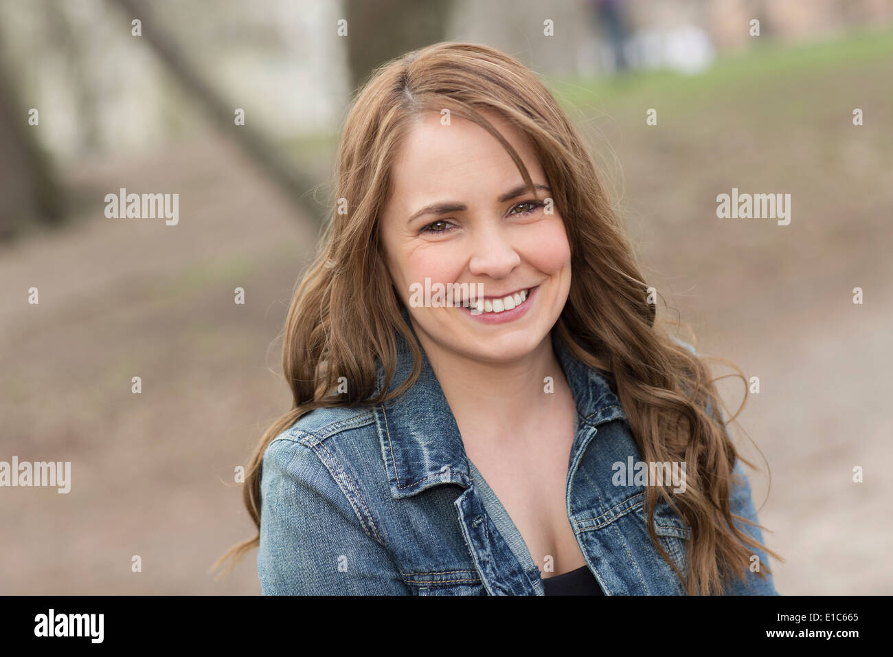 Eine junge Frau im Central Park. Stockfoto