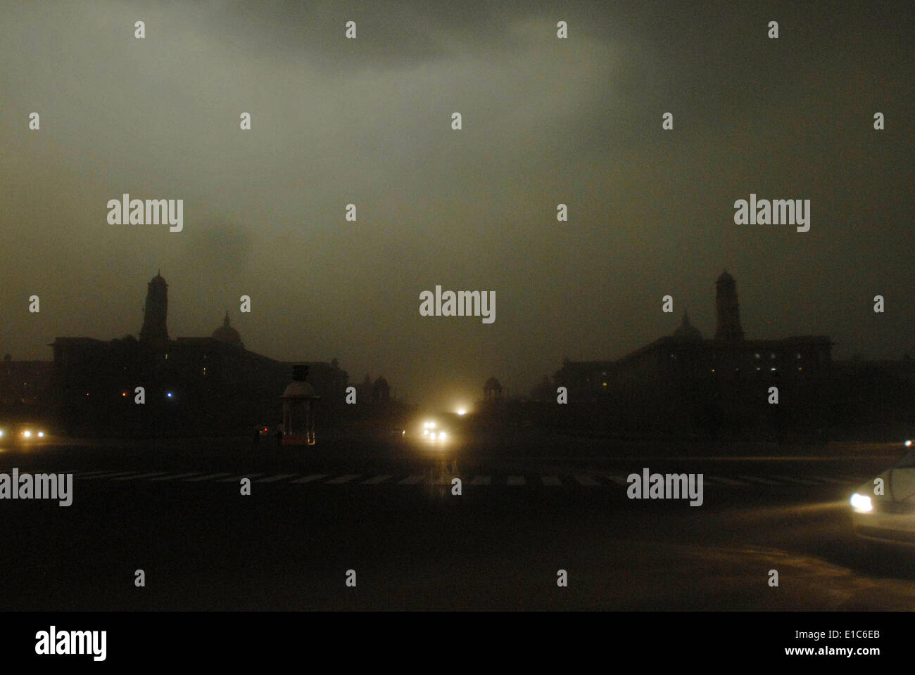 Neu-Delhi. 30. Mai 2014. Foto aufgenommen am 30. Mai 2014 zeigt die Ansicht des Raisina Hügel und Vijay Chowk nach einem plötzlichen Gewitter in Neu-Delhi, Indien. © Partha Sarkar/Xinhua/Alamy Live-Nachrichten Stockfoto