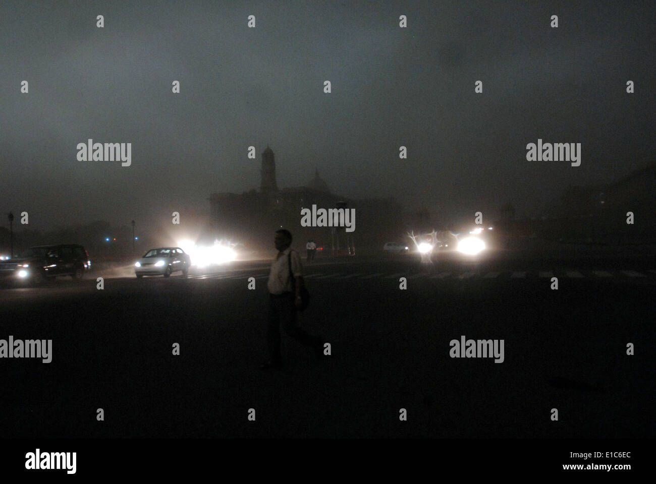 Neu-Delhi. 30. Mai 2014. Foto aufgenommen am 30. Mai 2014 zeigt die Ansicht des Raisina Hügel und Vijay Chowk nach einem plötzlichen Gewitter in Neu-Delhi, Indien. © Partha Sarkar/Xinhua/Alamy Live-Nachrichten Stockfoto