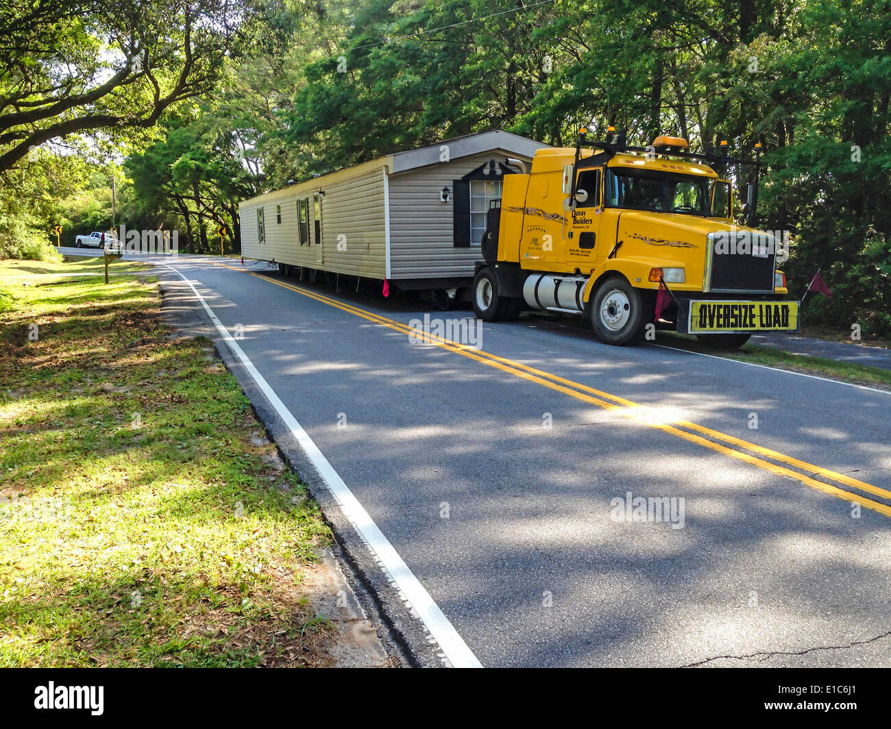 Ein Mobilheim auf einer einspurigen Landstraße im ländlichen USA gezogen wird Stockfoto