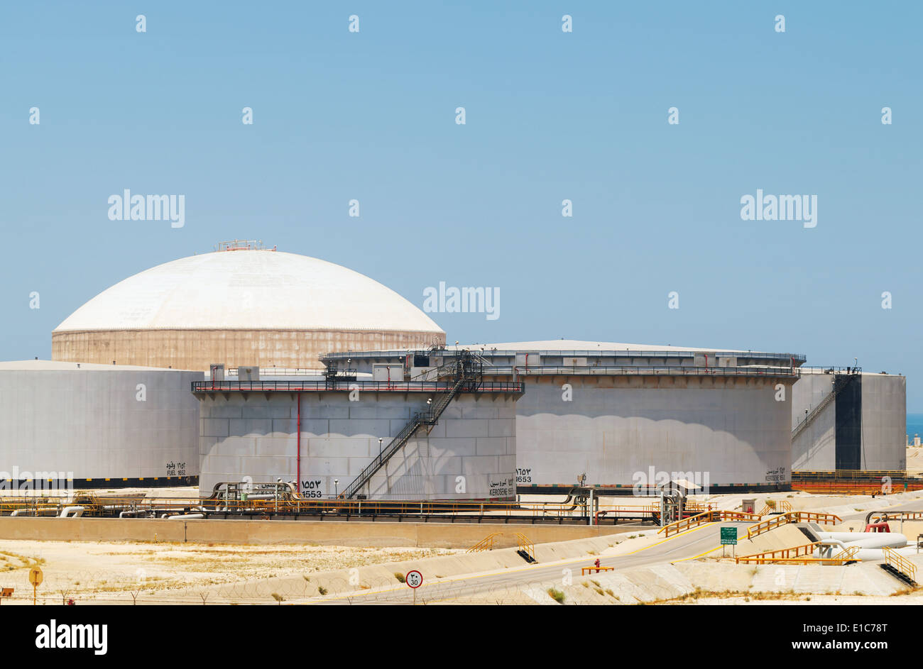 Gruppe von großen Treibstofftanks. Ölhafen Ras Tanura, Saudi-Arabien Stockfoto