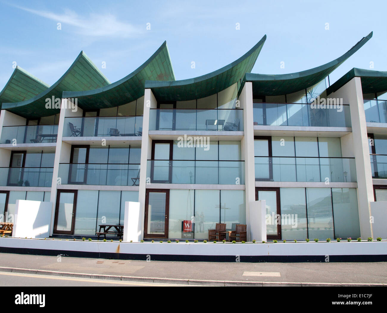 Nautilus Gebäude moderne Wohnungen am Strand von Westward Ho! Nord-Devon UK Stockfoto