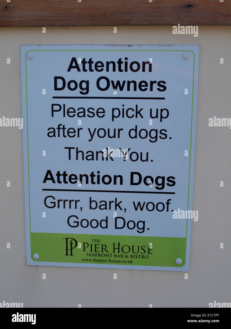 Zeichen Hundebesitzer Fragen, abholen, nachdem ihre Hunde und einen Abschnitt für Hunde, Westward Ho!, Devon, UK Stockfoto