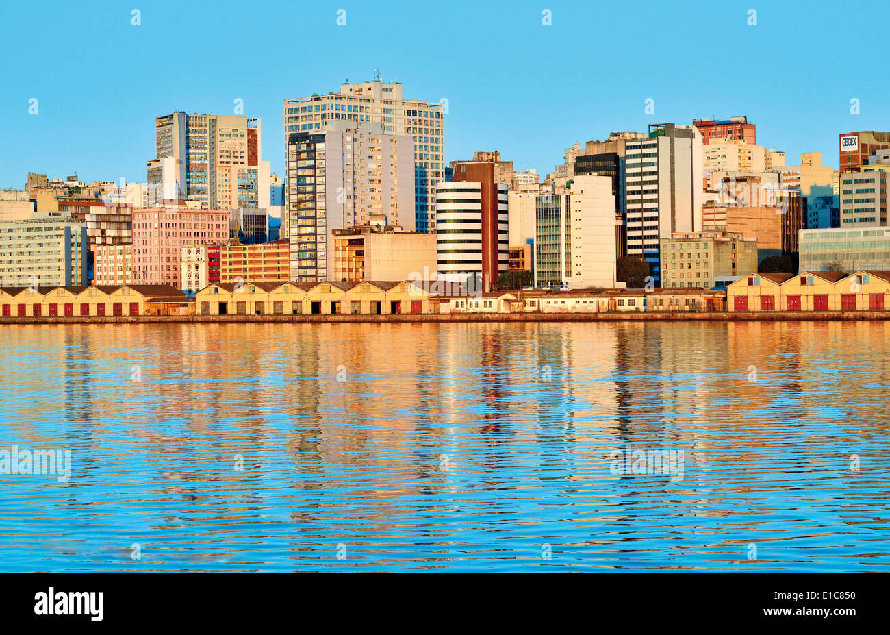 Brasilien, Rio Grande do Sul: Hafen-Skyline von Porto Alegre Stockfoto