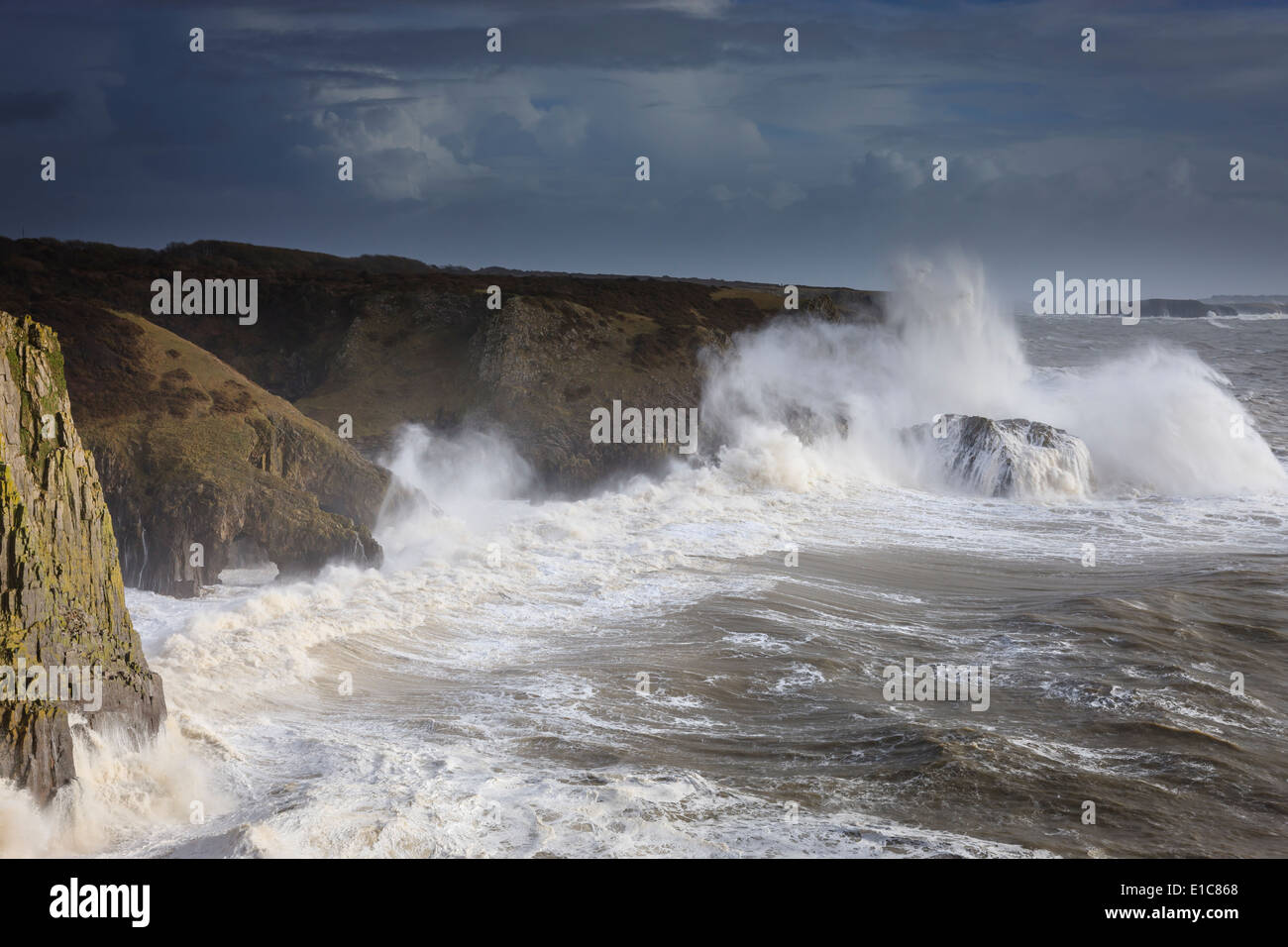Stormy Seas Lydstep nr Tenby Pembrokeshire Wales mit Caldey Island im Hintergrund Stockfoto