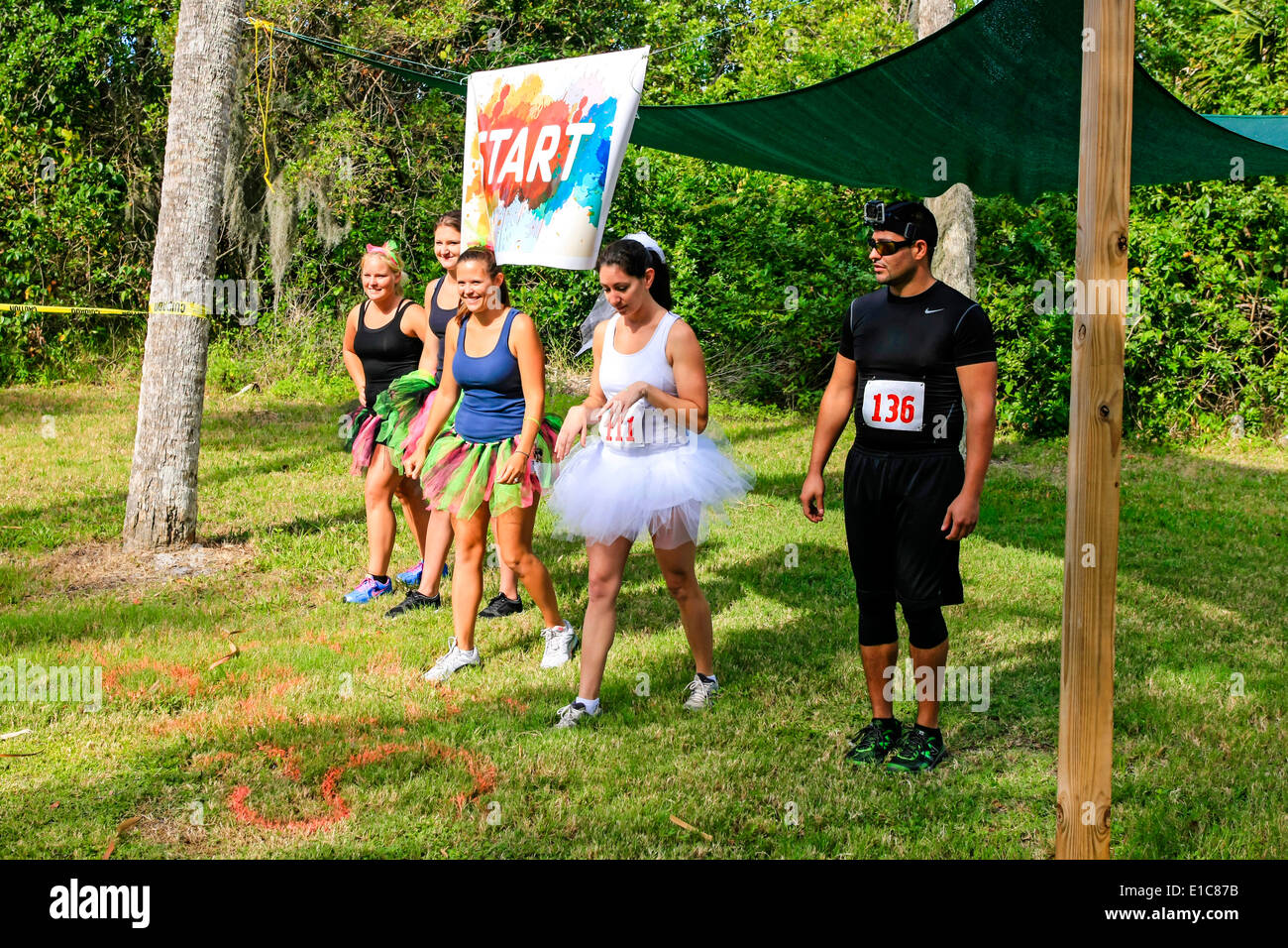 Teilnehmer an der Startlinie er böse Tu-Tu-Hindernislauf Stockfoto