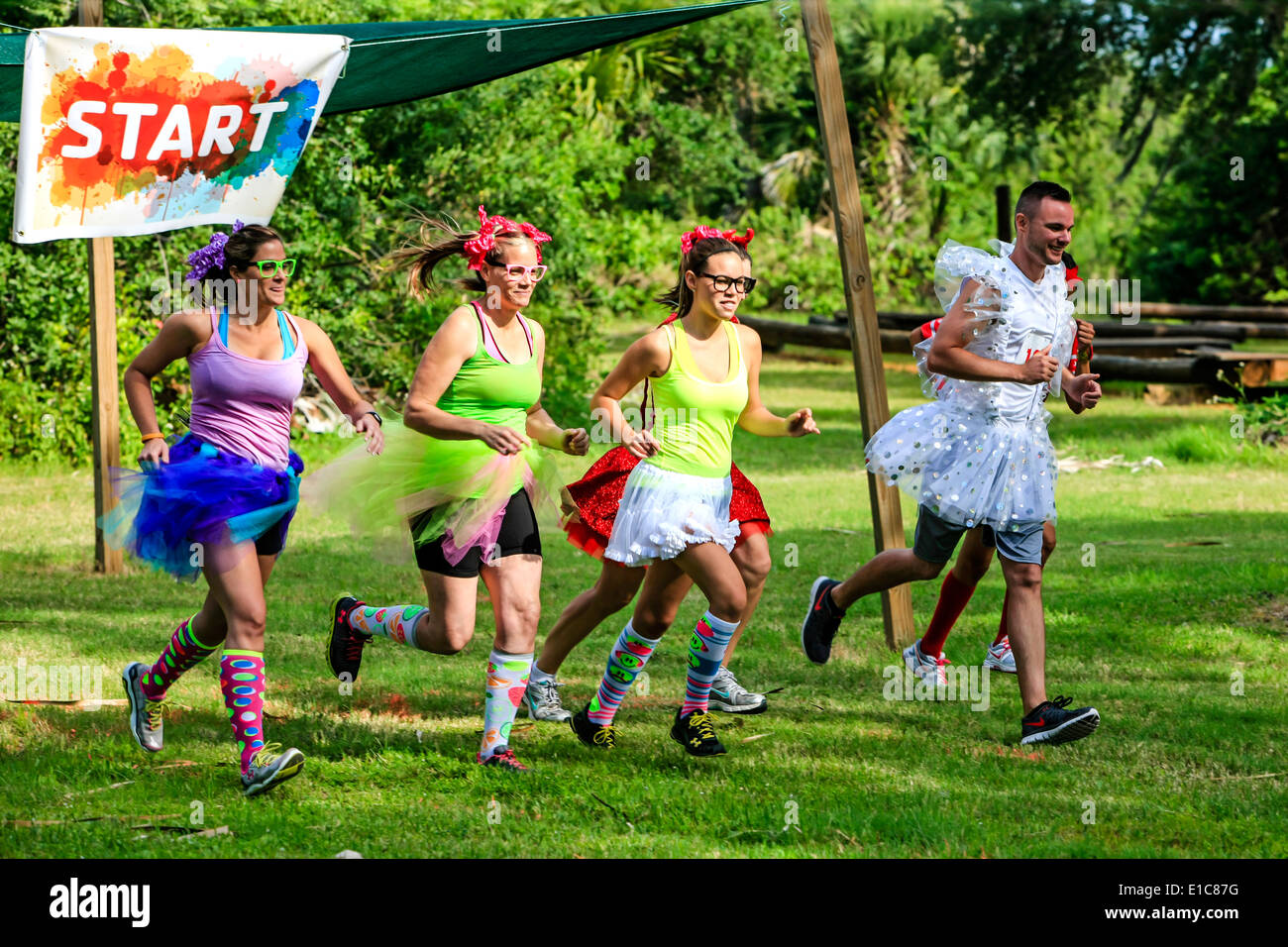 Und sie sind Weg auf die böse Tu-Tu-Hindernislauf Stockfoto