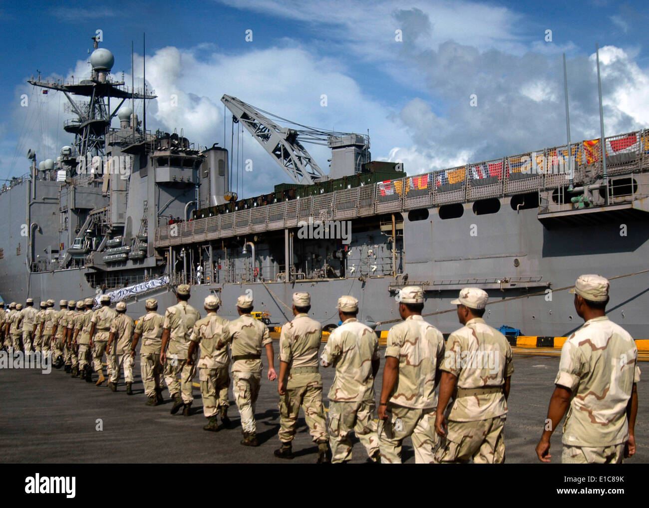 Königliche kambodschanische Marines begeben sich die amphibischen Dock Landungsschiff USS Tortuga (LSD-46) in Sihanoukville, Kambodscha, 7. Juni 2010, Stockfoto