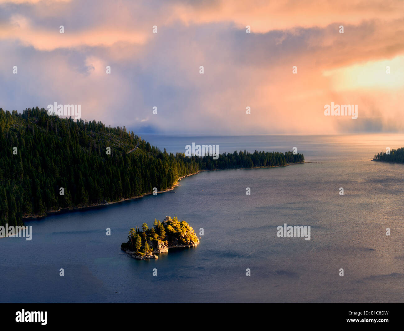 Gewitter mit Regen über Emerald Bay und Fannette Island. Lake Tahoe, Kalifornien. Stockfoto