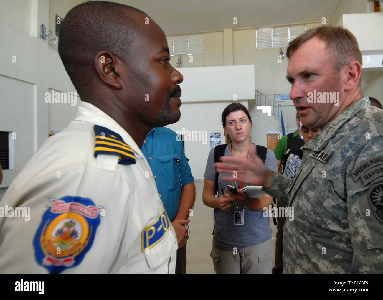 US Armee Generalleutnant p.k. "Ken" scharf, Commander Joint Task Force Haiti besucht Cite De Soleil Polizeichef Azistude Rosemond Stockfoto