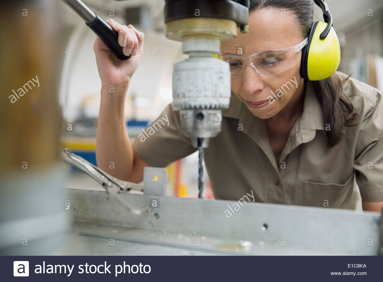 Arbeiter, die Bedienung von Maschinen im Werk Stockfoto