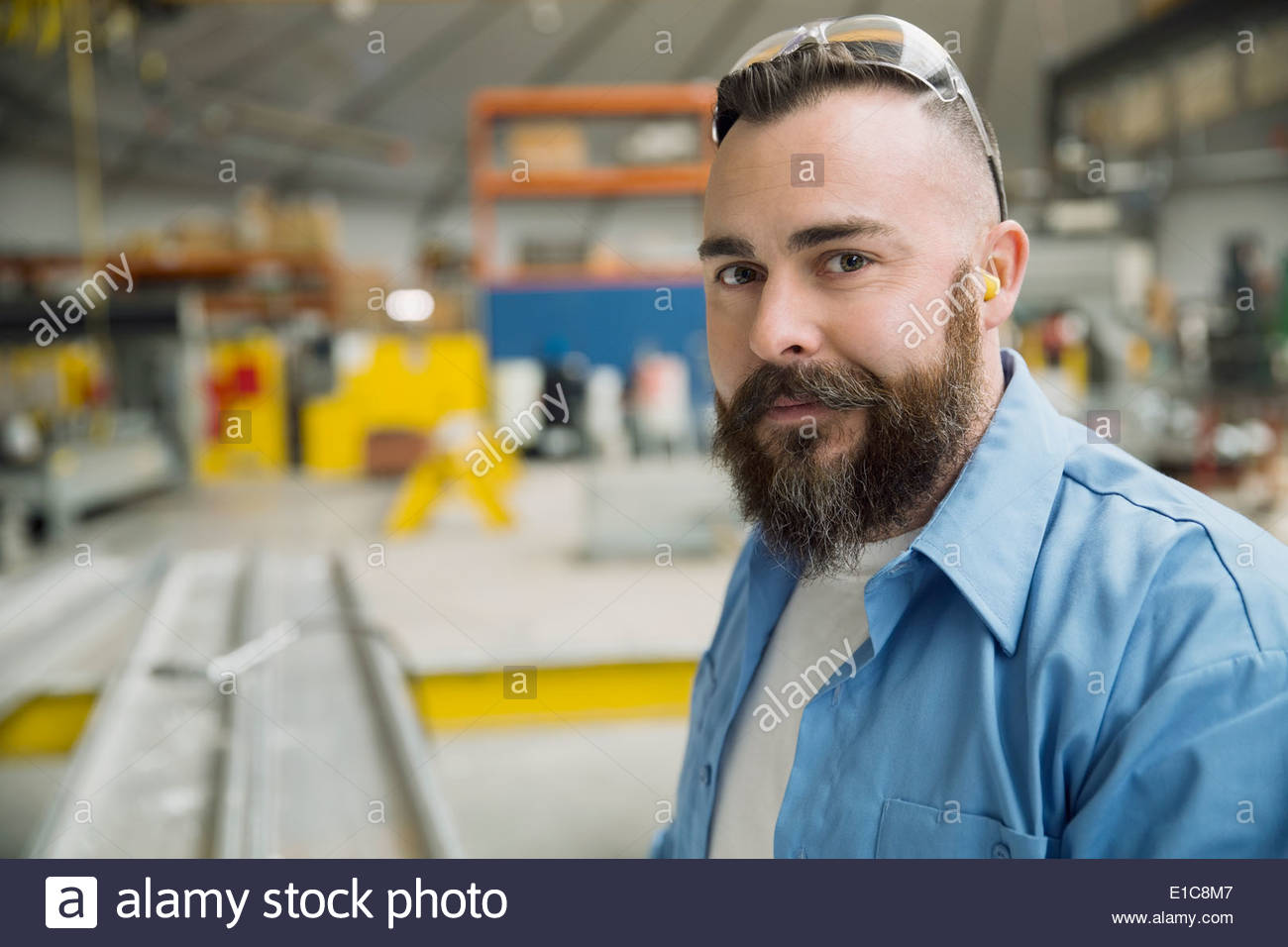 Porträt von zuversichtlich Arbeiter im Werk Stockfoto