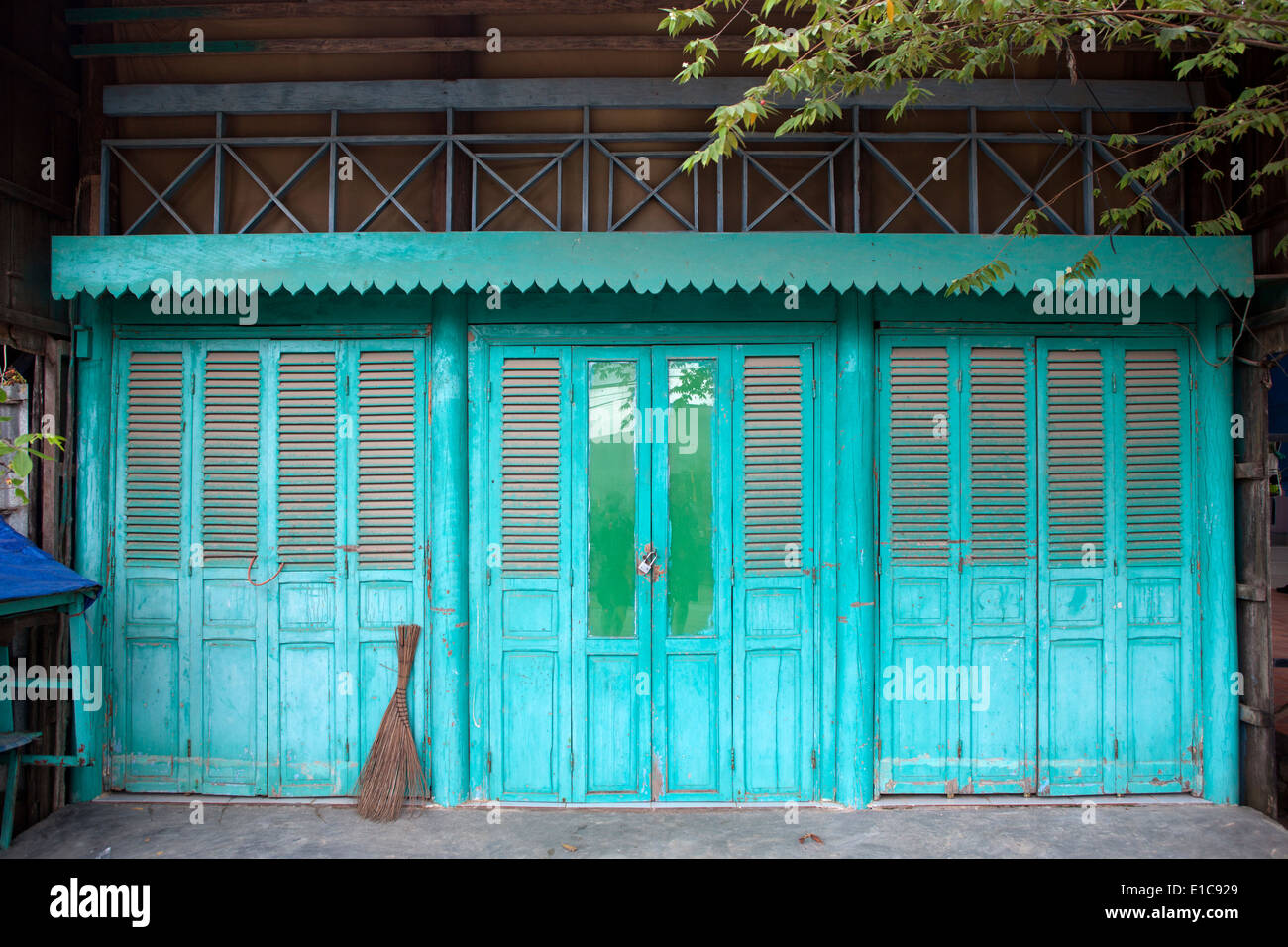 Gebäude mit blauen Fensterläden in Ham Ninh Fischerdorf auf der Insel Phu Quoc in Vietnam Stockfoto