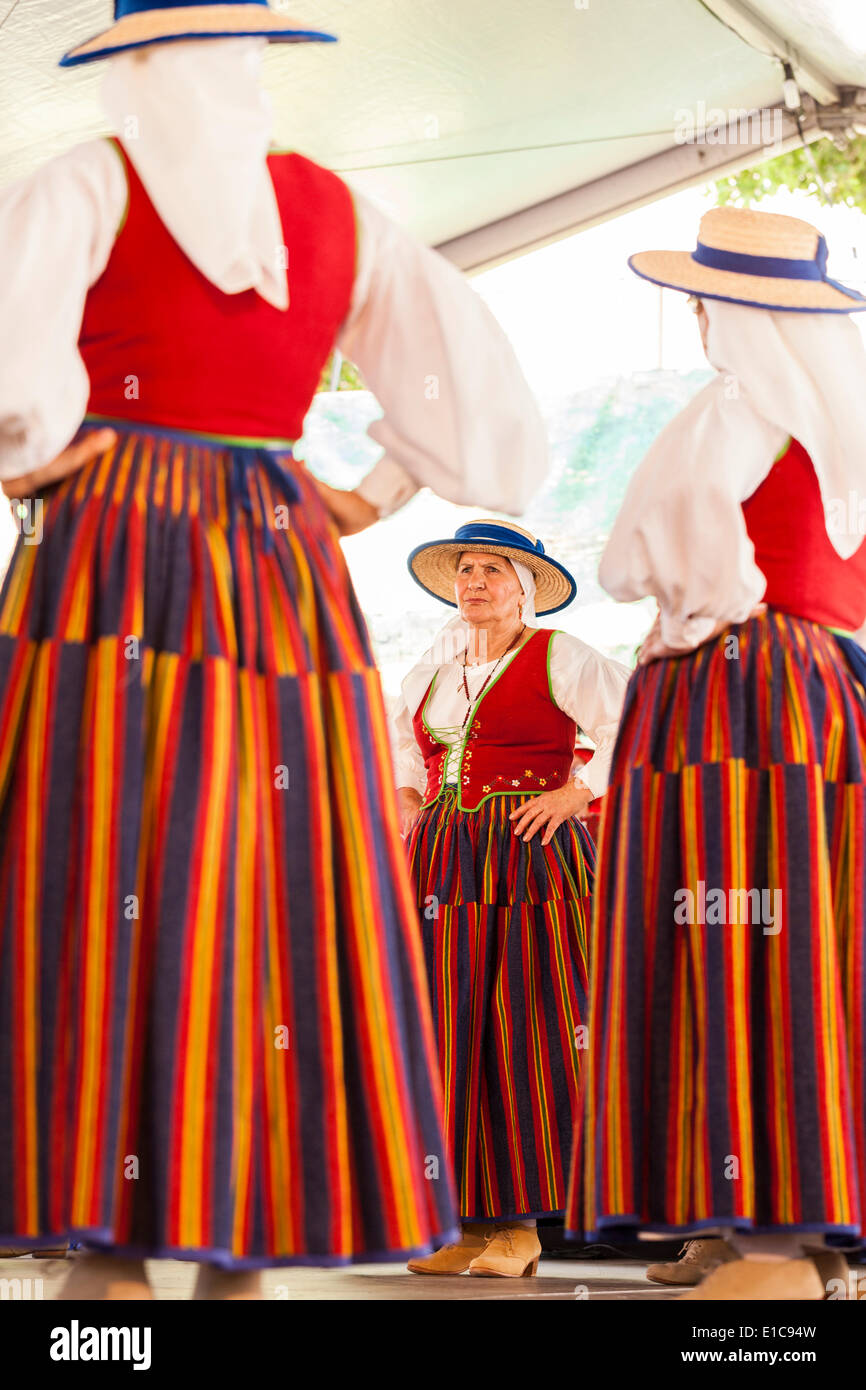 Frauen tanzen in Tracht bei den Feierlichkeiten für den Kanarischen Nationalfeiertag Dia de Canarias, In Alcala, Teneriffa, Kanarische Inseln, Spanien Stockfoto