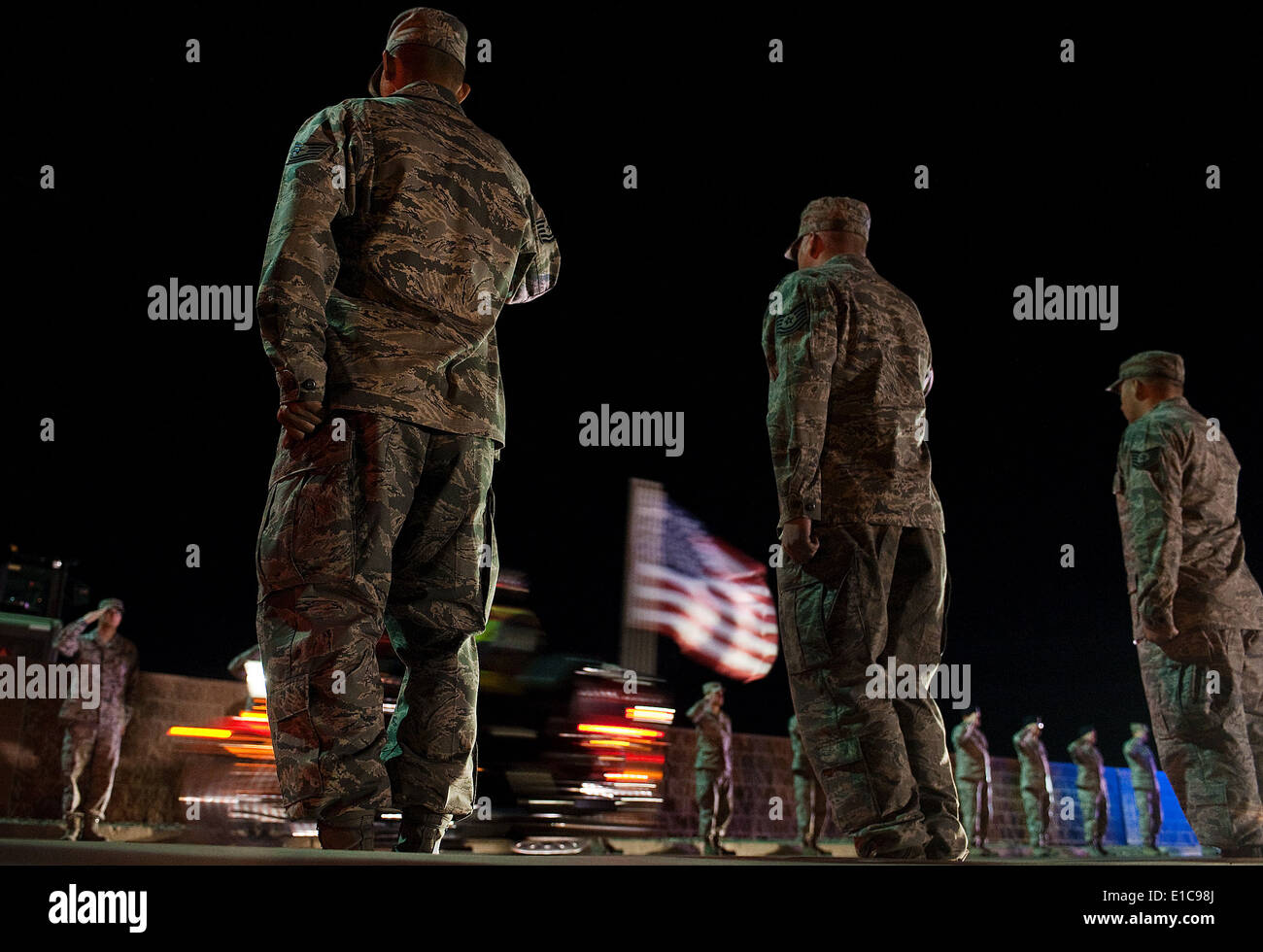 Nellis Flieger grüßen US Marine Corps CPL. Jon-Luke Bateman während seiner würdigen Ankunft 25. Januar 2012, auf der Nellis Air Force Ba Stockfoto