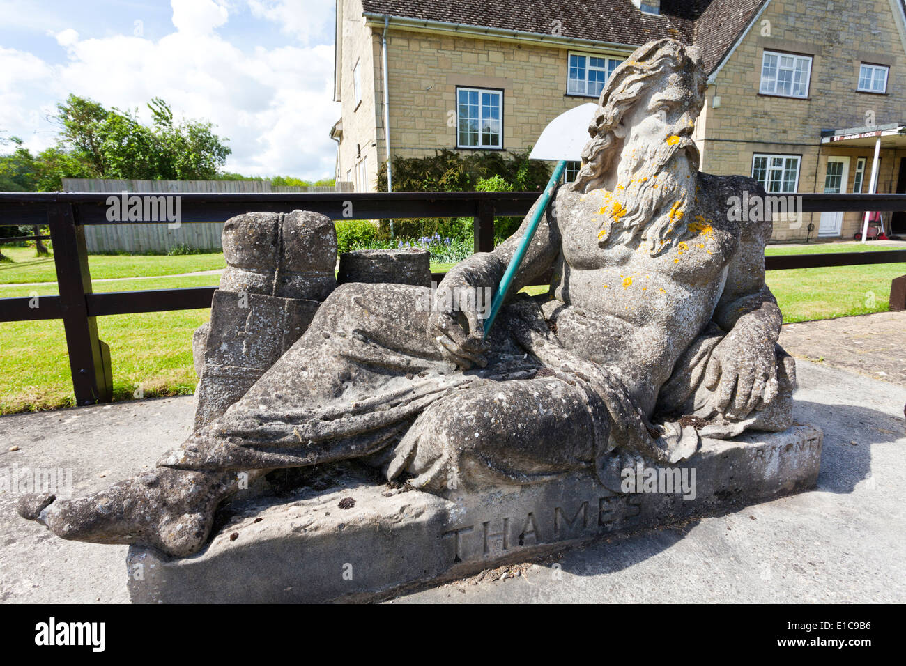 Die Statue des alten Vater Themse neben Johanniskraut Schleuse in Lechlade, Gloucestershire UK Stockfoto